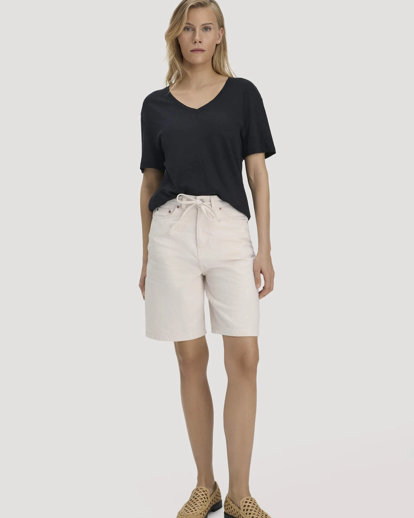 hessnatur Damen T-Shirt Oversize aus Leinen und Bio-Baumwolle - schwarz - Größe S – Ansicht 2