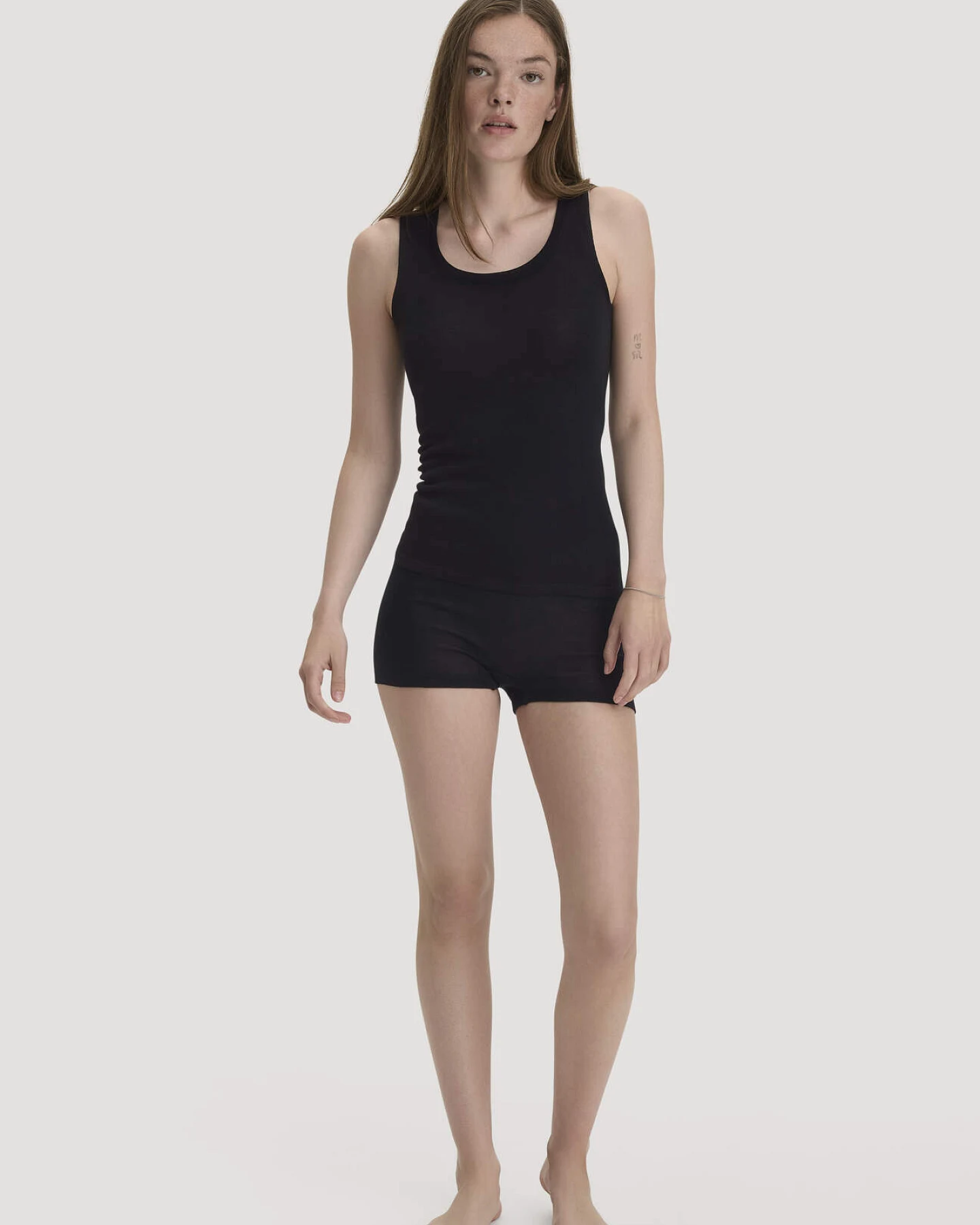 hessnatur Damen Tanktop PURE FUNCTION aus Bio-Merinowolle mit Seide - schwarz - Größe 34 – Ansicht 2