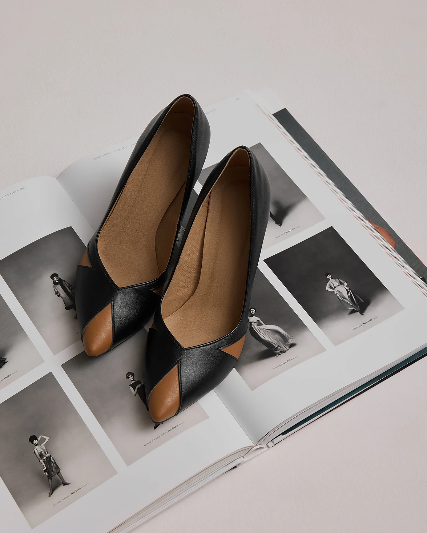 AGAZI Damen vegan Pumps Ivo Schwarz & Karamell – Ansicht 2
