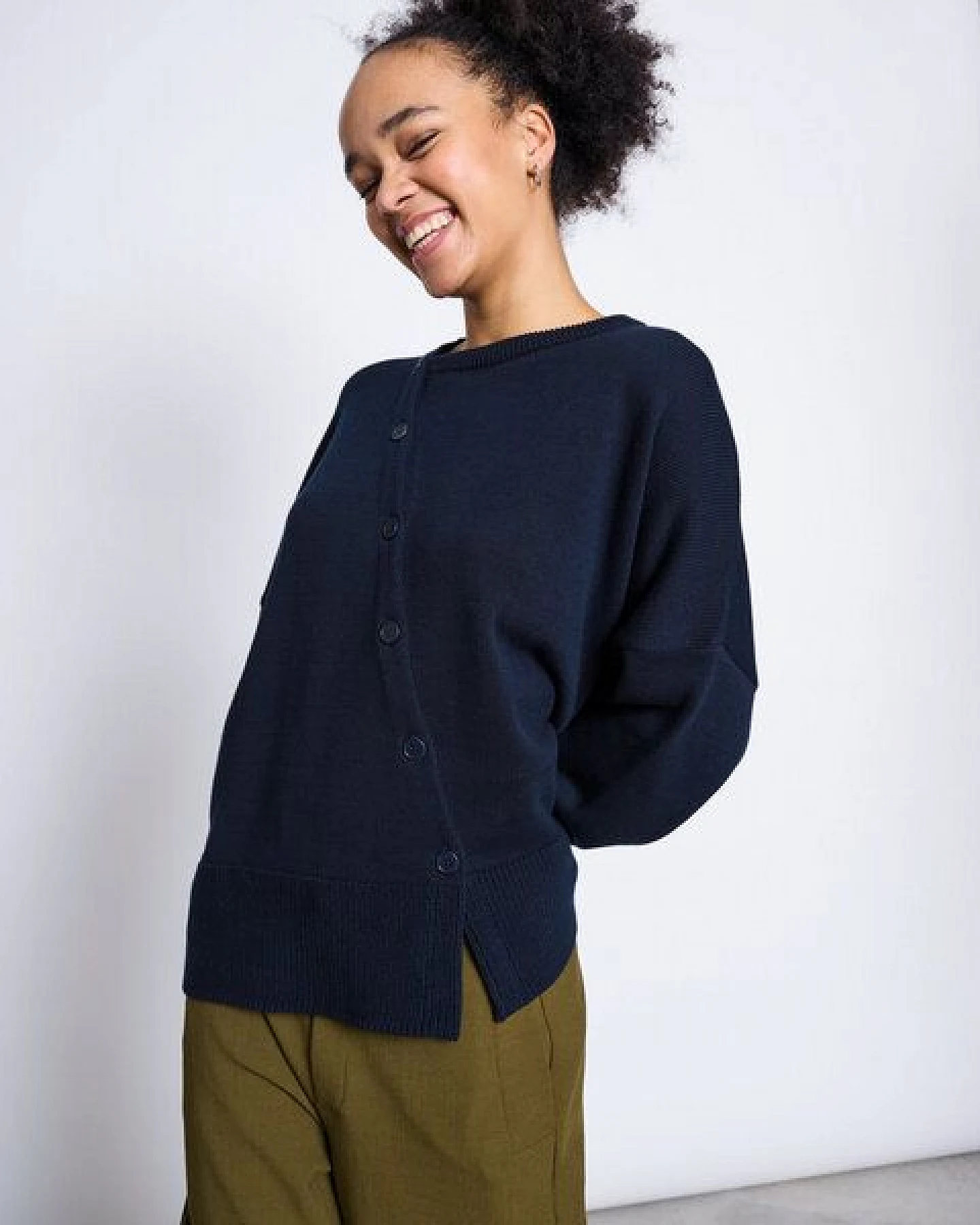 JAN 'N JUNE Asymmetrischer Strickcardigan PEBBLE GOTS – Ansicht 3