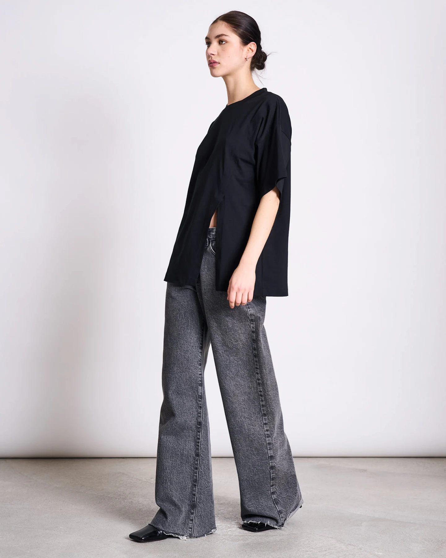 JAN 'N JUNE Damen vegan T-Shirt Nadil Geschlitzt Schwarz – Ansicht 2