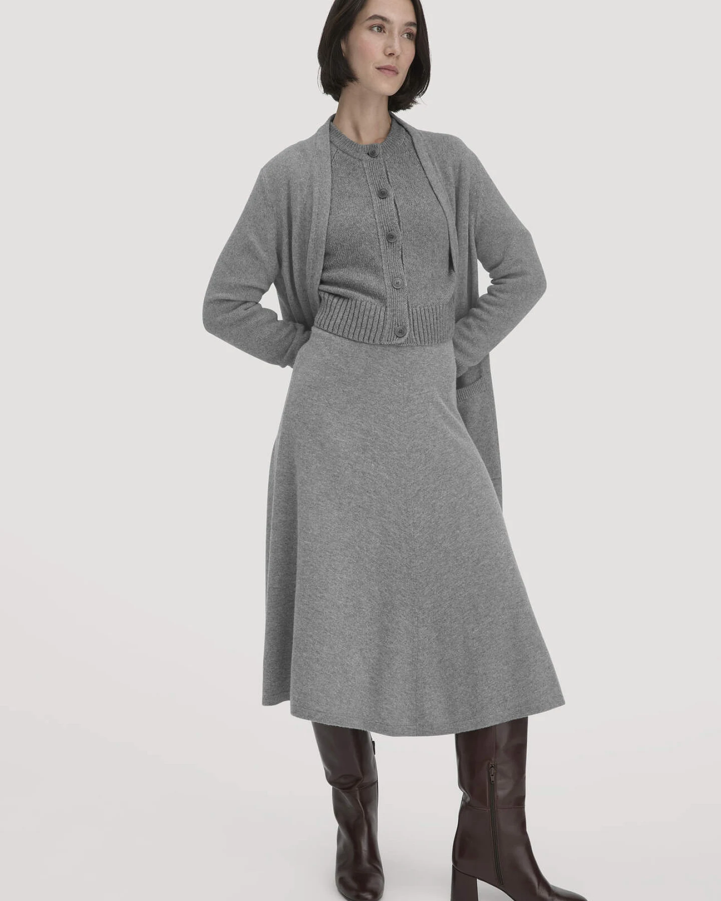 hessnatur Damen Strick Jacke Relaxed Cropped aus Bio-Merinowolle mit Bio-Baumwolle - grau - Größe L – Ansicht 2