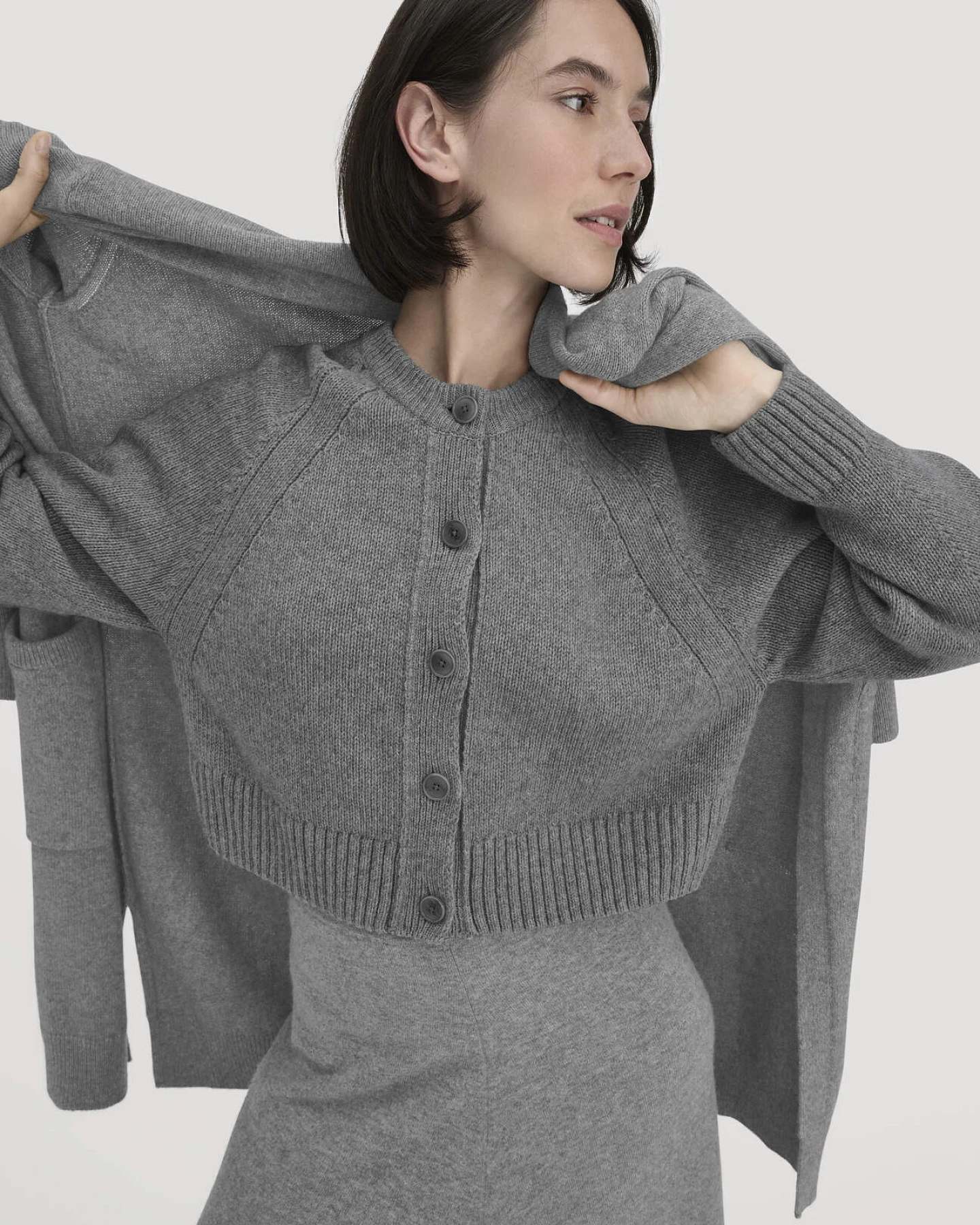 hessnatur Damen Strick Jacke Relaxed Cropped aus Bio-Merinowolle mit Bio-Baumwolle - grau - Größe XXL – Ansicht 4