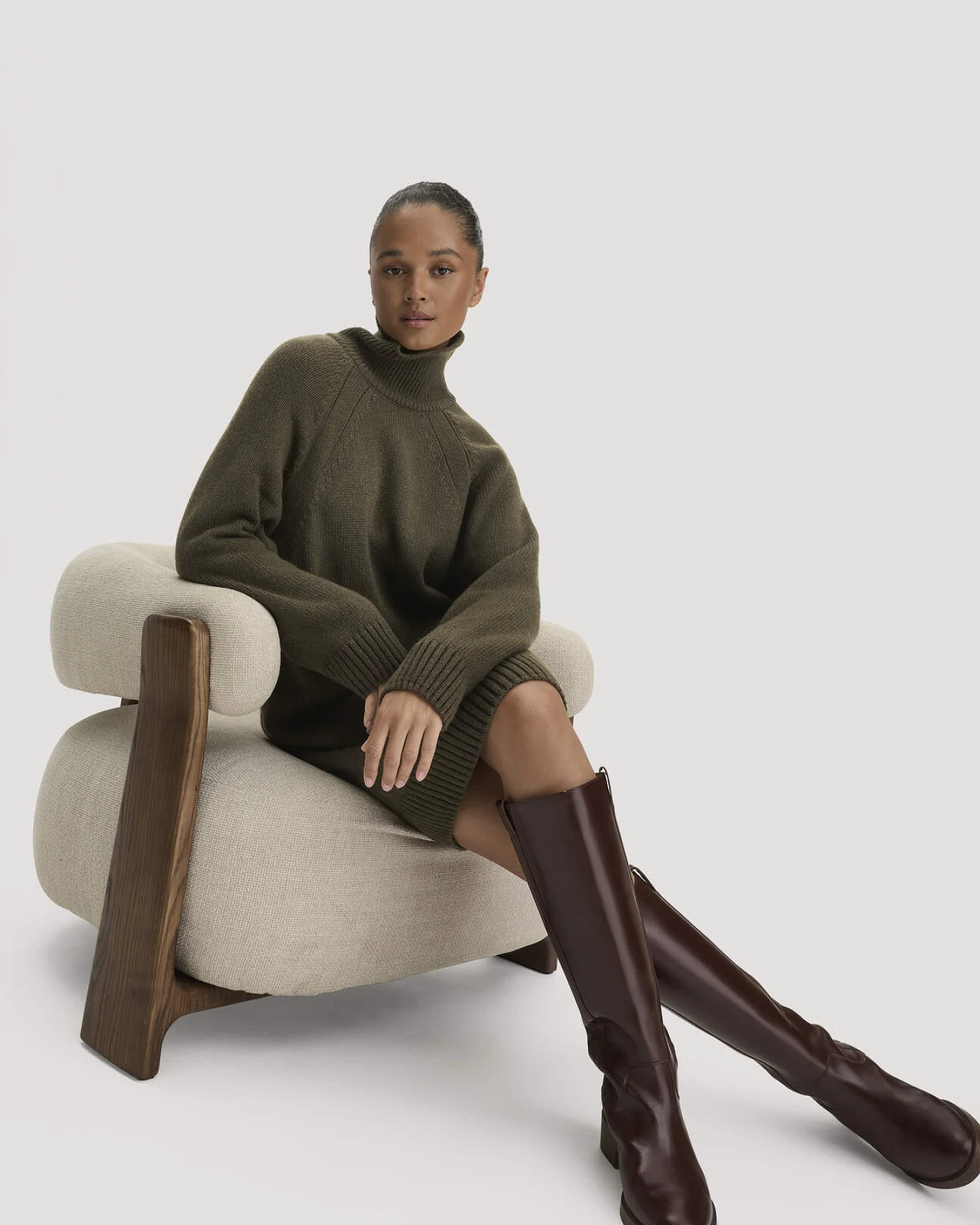 hessnatur Damen Strickkleid Relaxed aus Bio-Merinowolle mit Bio-Baumwolle - grün - Größe L – Ansicht 4