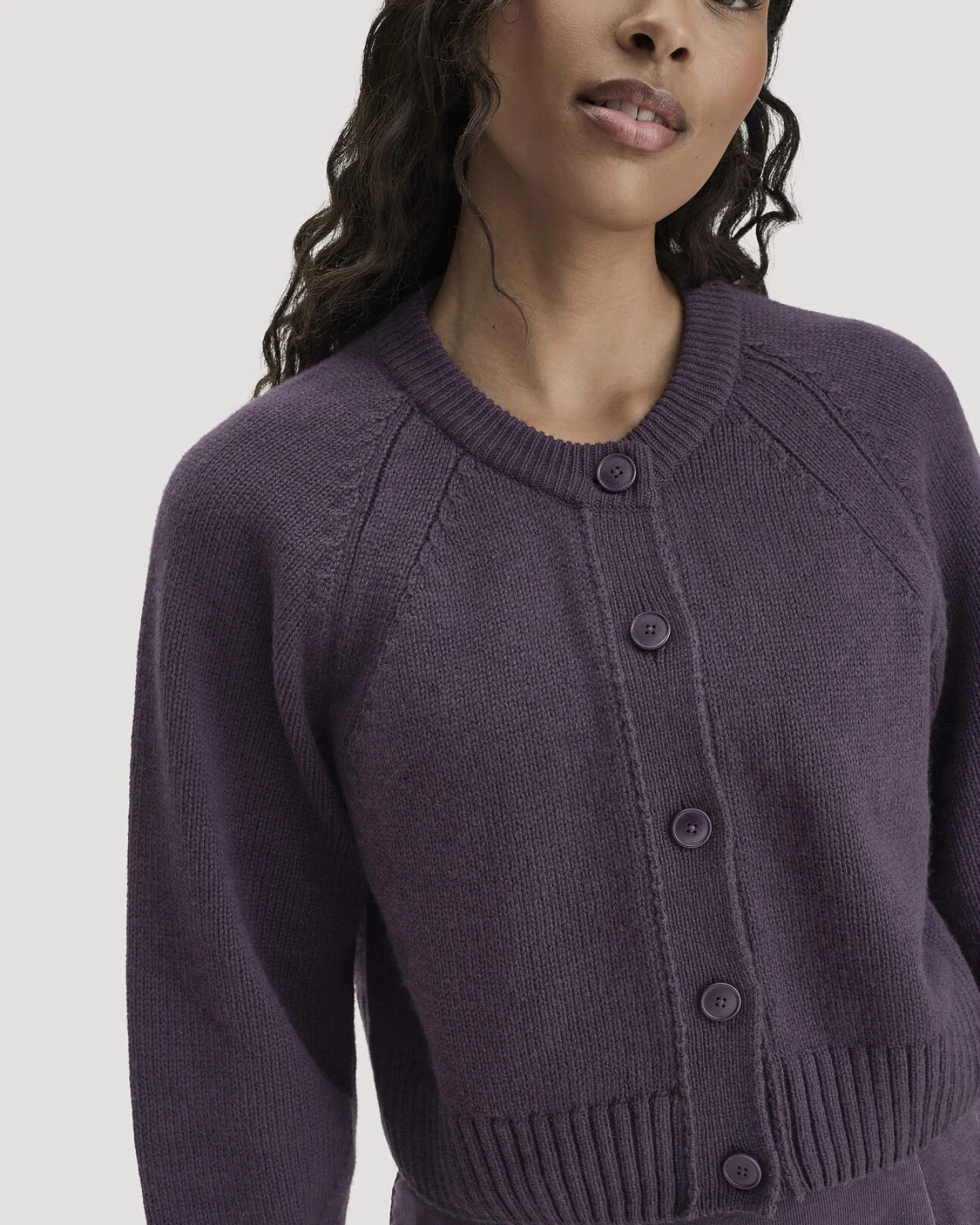 hessnatur Damen Strick Jacke Relaxed Cropped aus Bio-Merinowolle mit Bio-Baumwolle - lila - Größe XXL – Ansicht 4