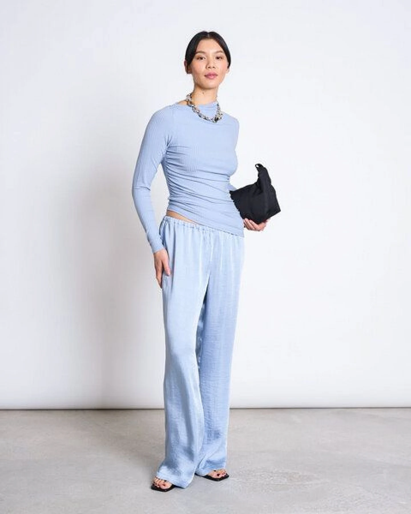 JAN N JUNE Asymmetrisches Longsleeve TOVE aus Lyocell – Ansicht 2