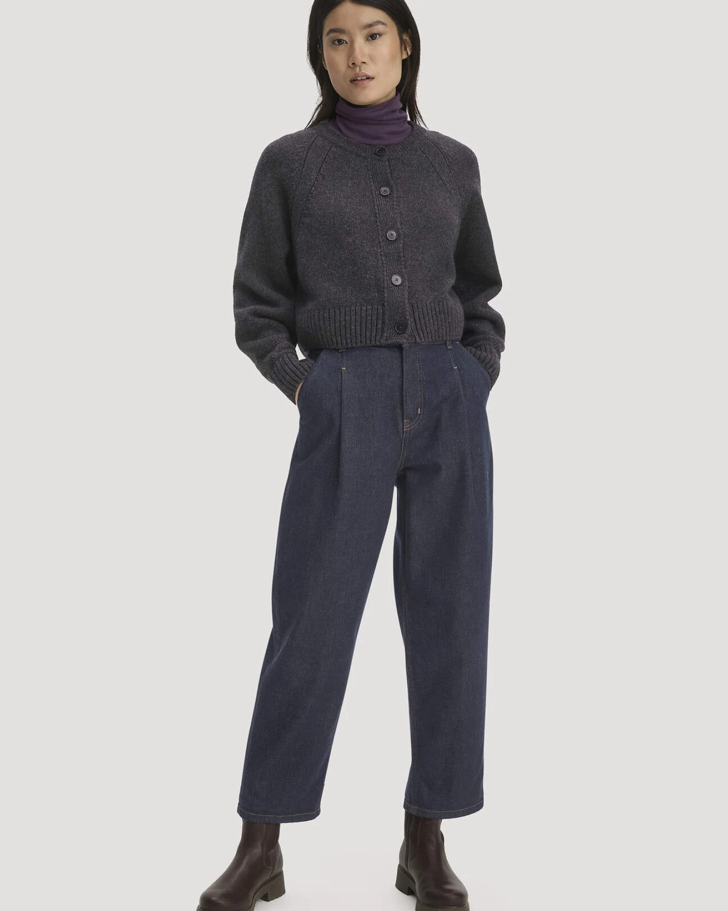 hessnatur Damen Strick Jacke Relaxed Cropped aus Bio-Merinowolle mit Bio-Baumwolle - grau - Größe XXL – Ansicht 2
