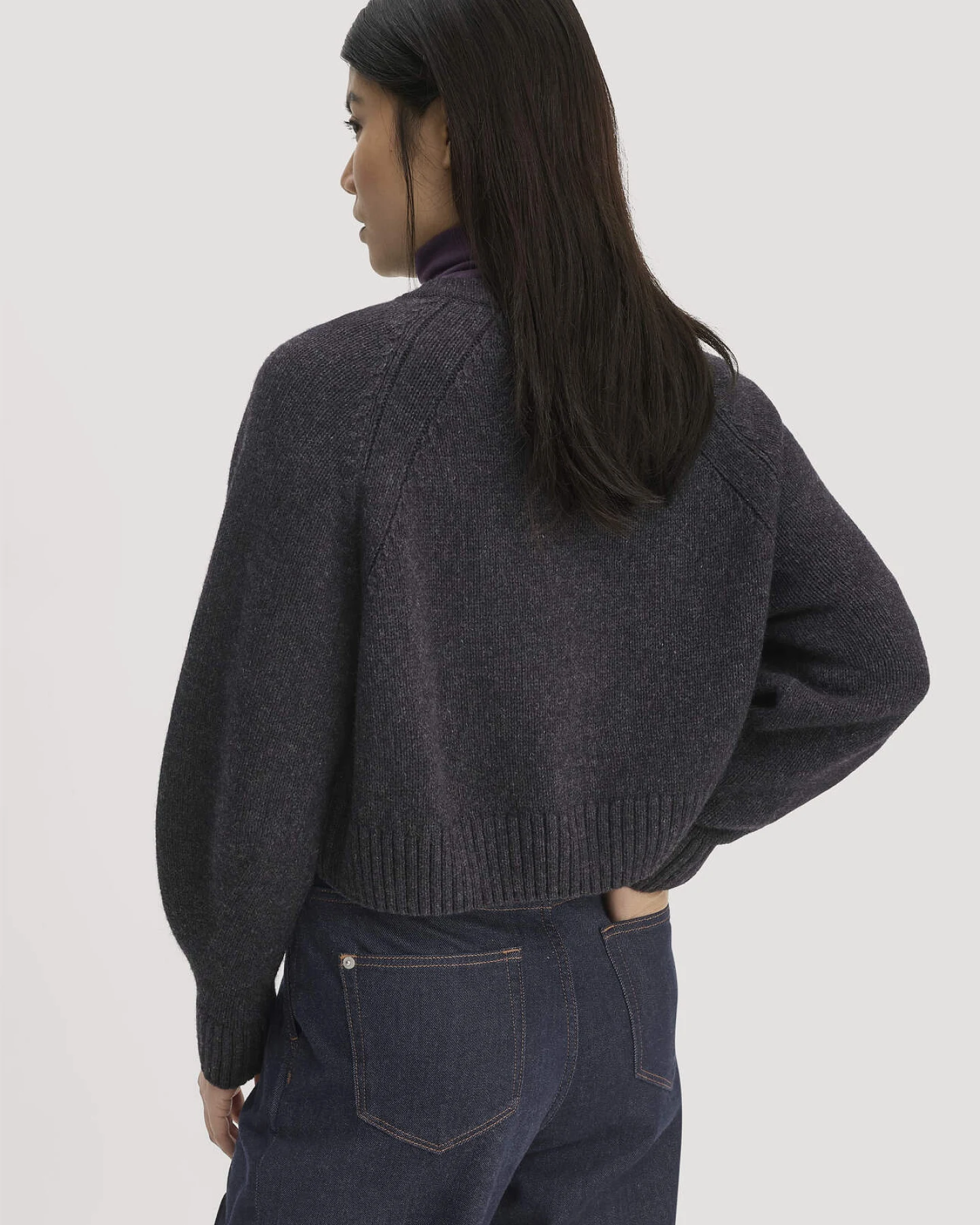 hessnatur Damen Strick Jacke Relaxed Cropped aus Bio-Merinowolle mit Bio-Baumwolle - grau - Größe M – Ansicht 3