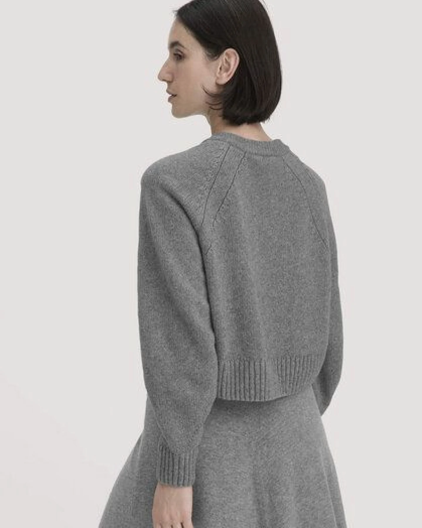 hessnatur Strick Jacke Relaxed Cropped aus Bio-Merinowolle mit Bio-Baumwolle – Ansicht 2