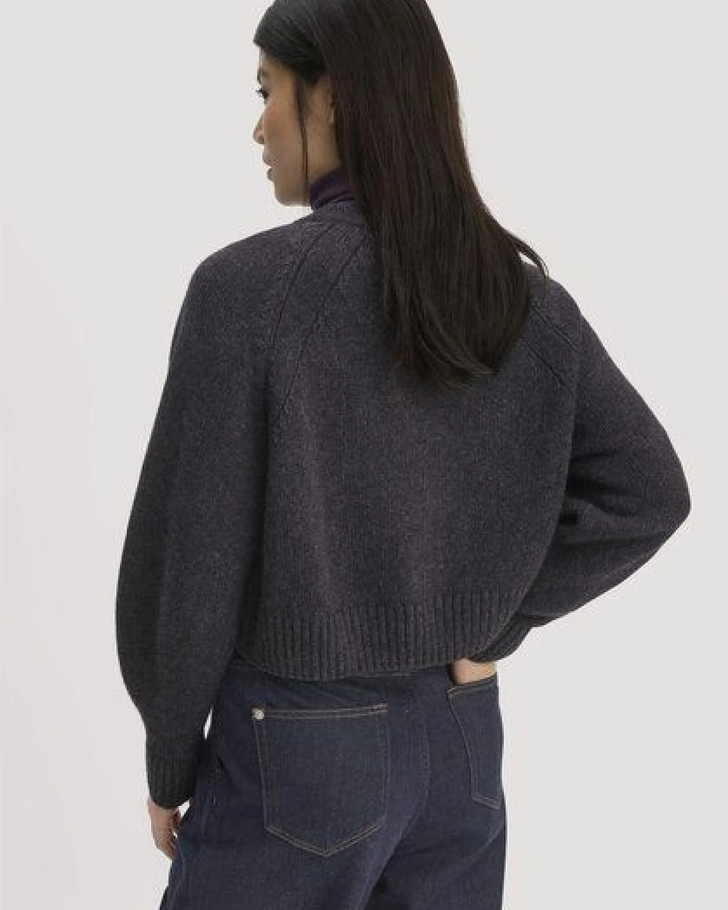 hessnatur Strick Jacke Relaxed Cropped aus Bio-Merinowolle mit Bio-Baumwolle – Ansicht 2