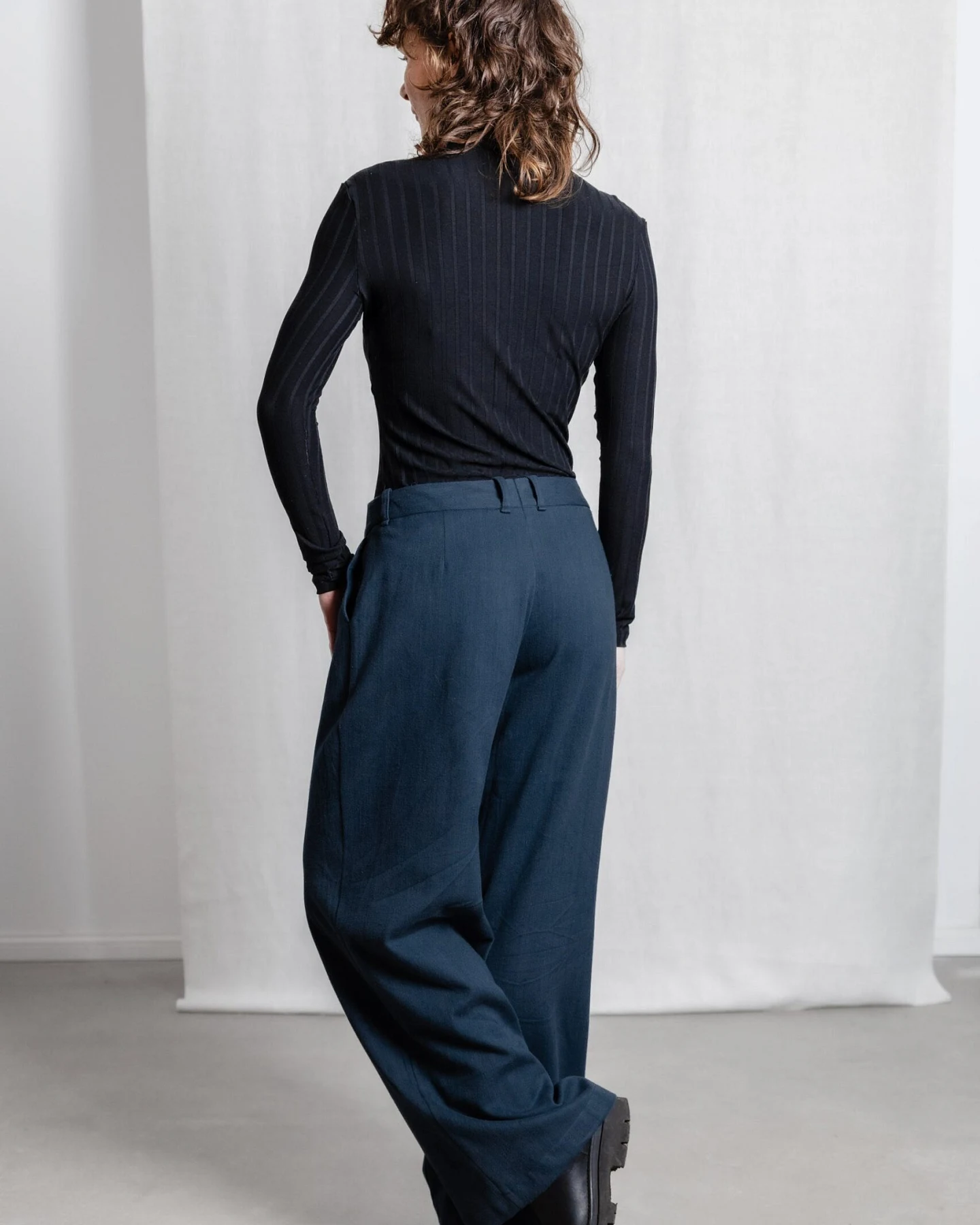Jyoti - Fair Works Damen vegan Hose Meghana Dunkelblaugrau – Ansicht 2