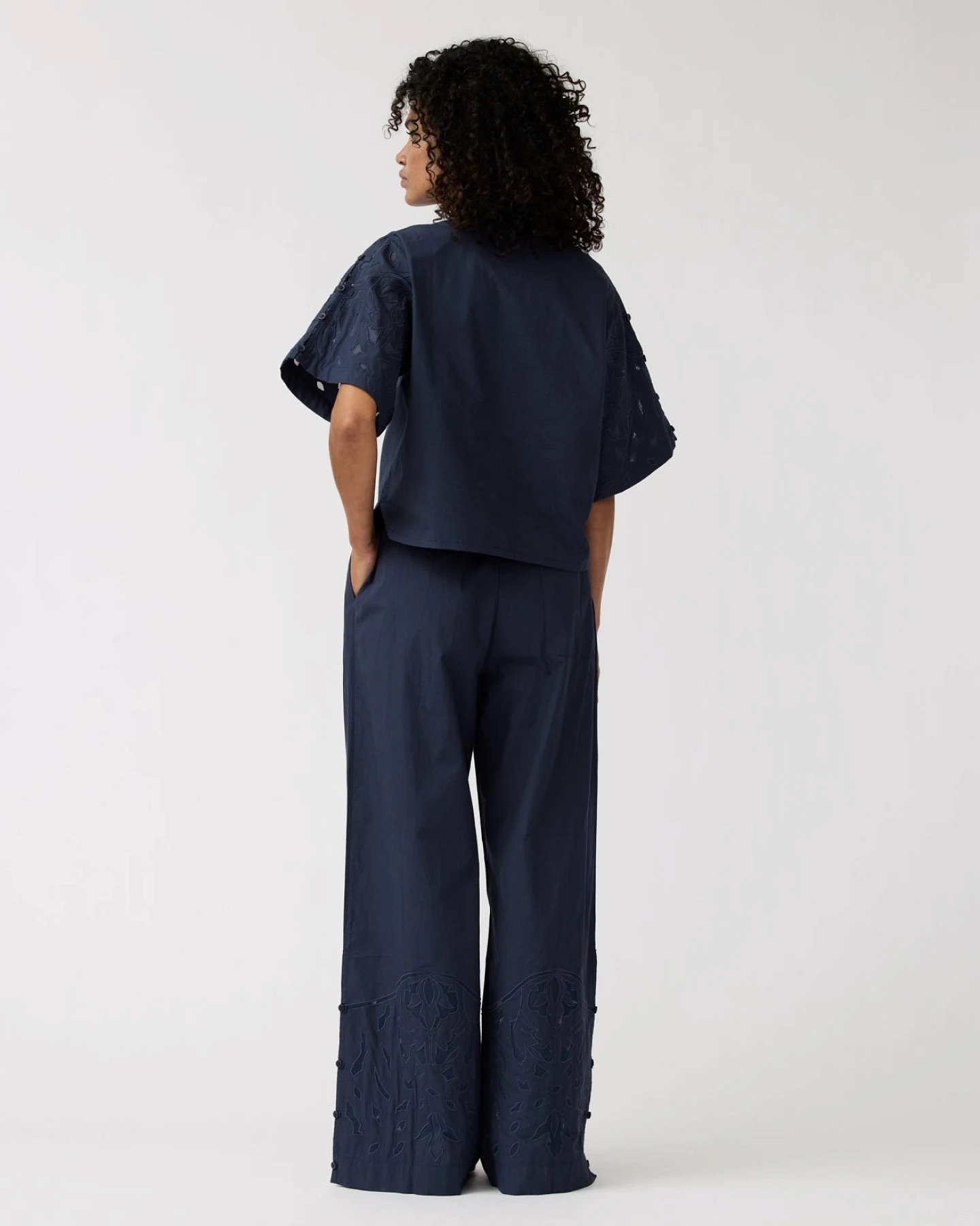 Alchemist Damen vegan Hose Mondblume Bestickt Navy – Ansicht 2