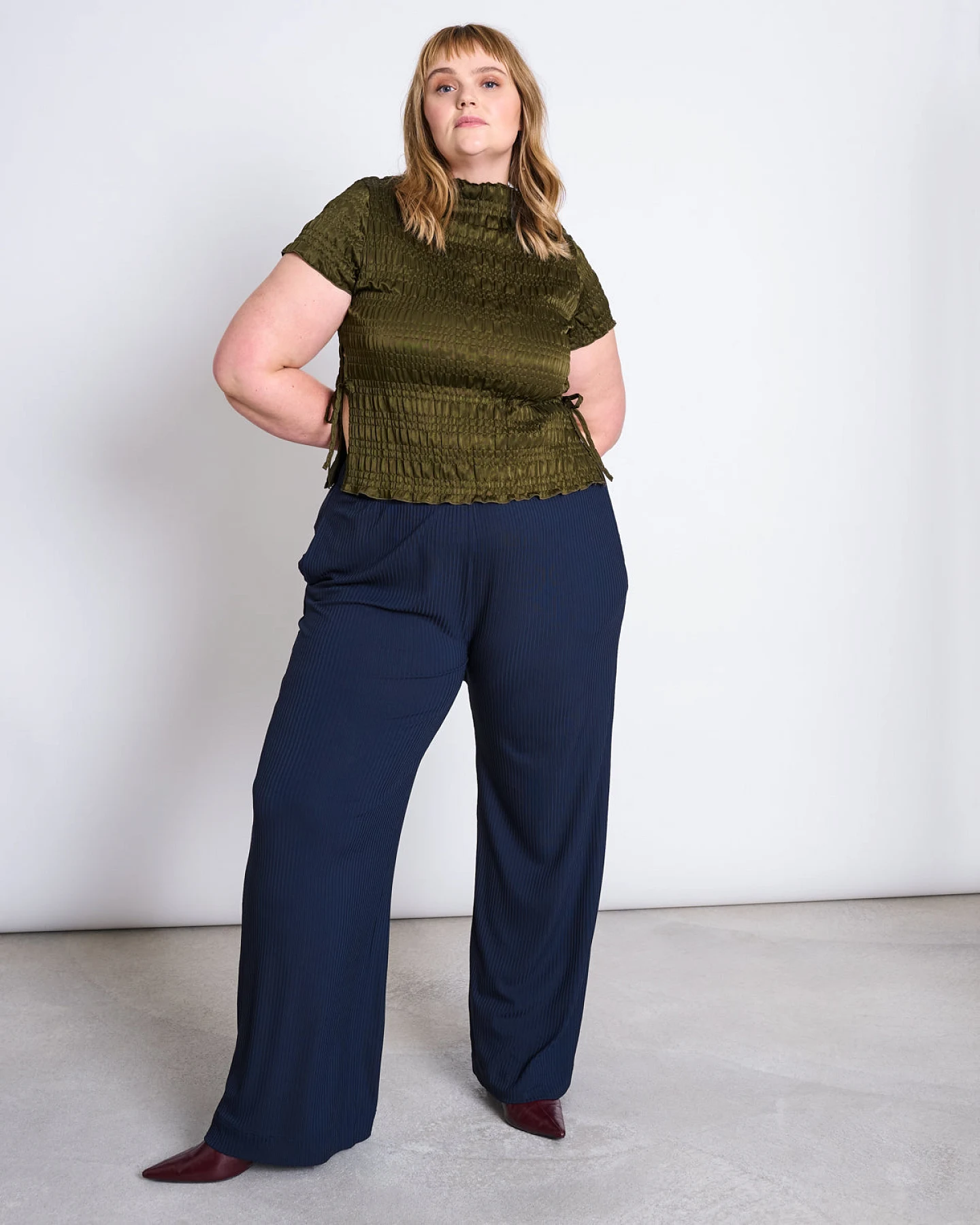 JAN N JUNE Damen vegan T-Shirt Mit Smokarbeit Farn Und Rosmarin – Ansicht 2