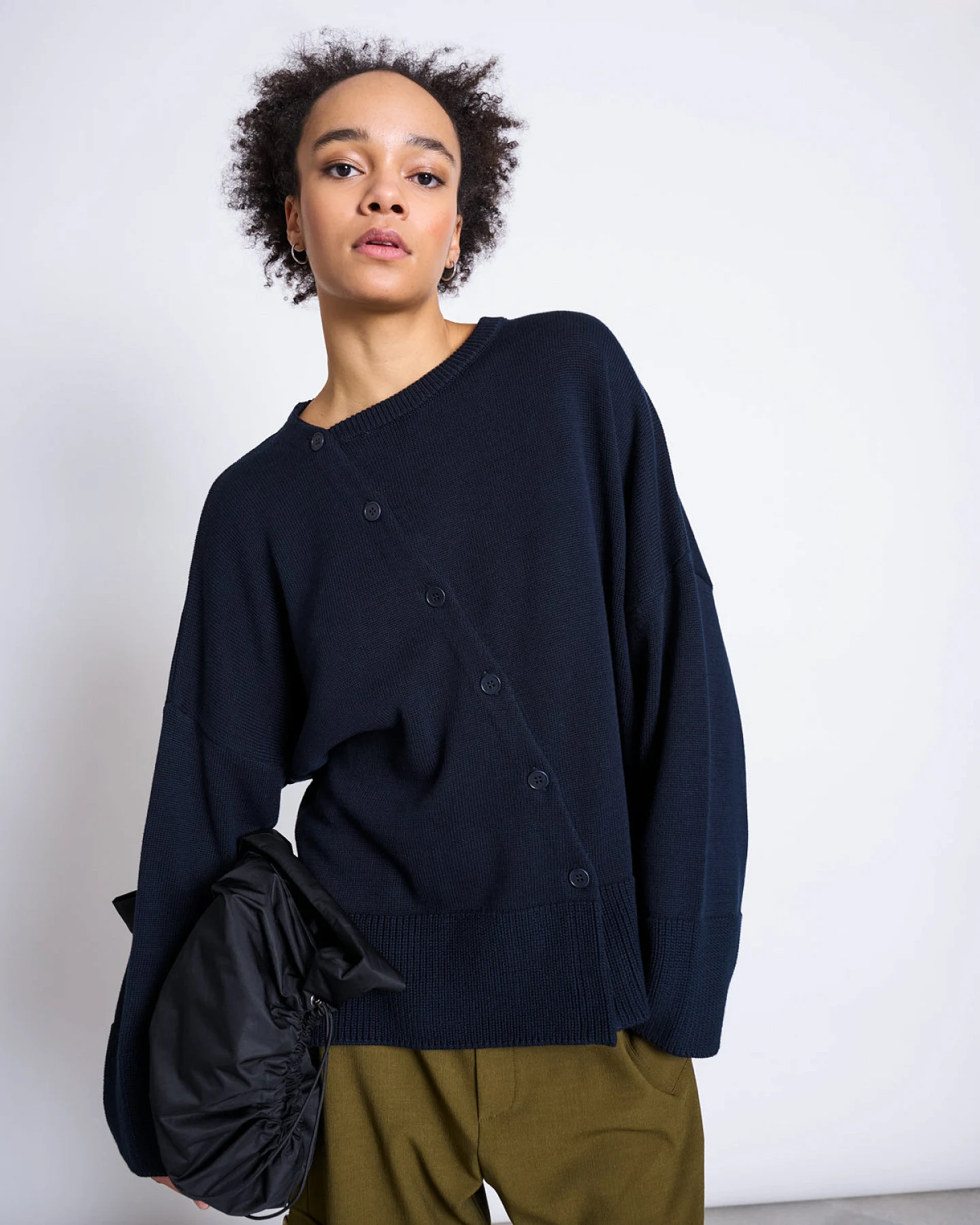 JAN N JUNE Damen vegan Strickjacke Pebble Nightfall Mit Asymmetrischem Schnitt – Ansicht 2