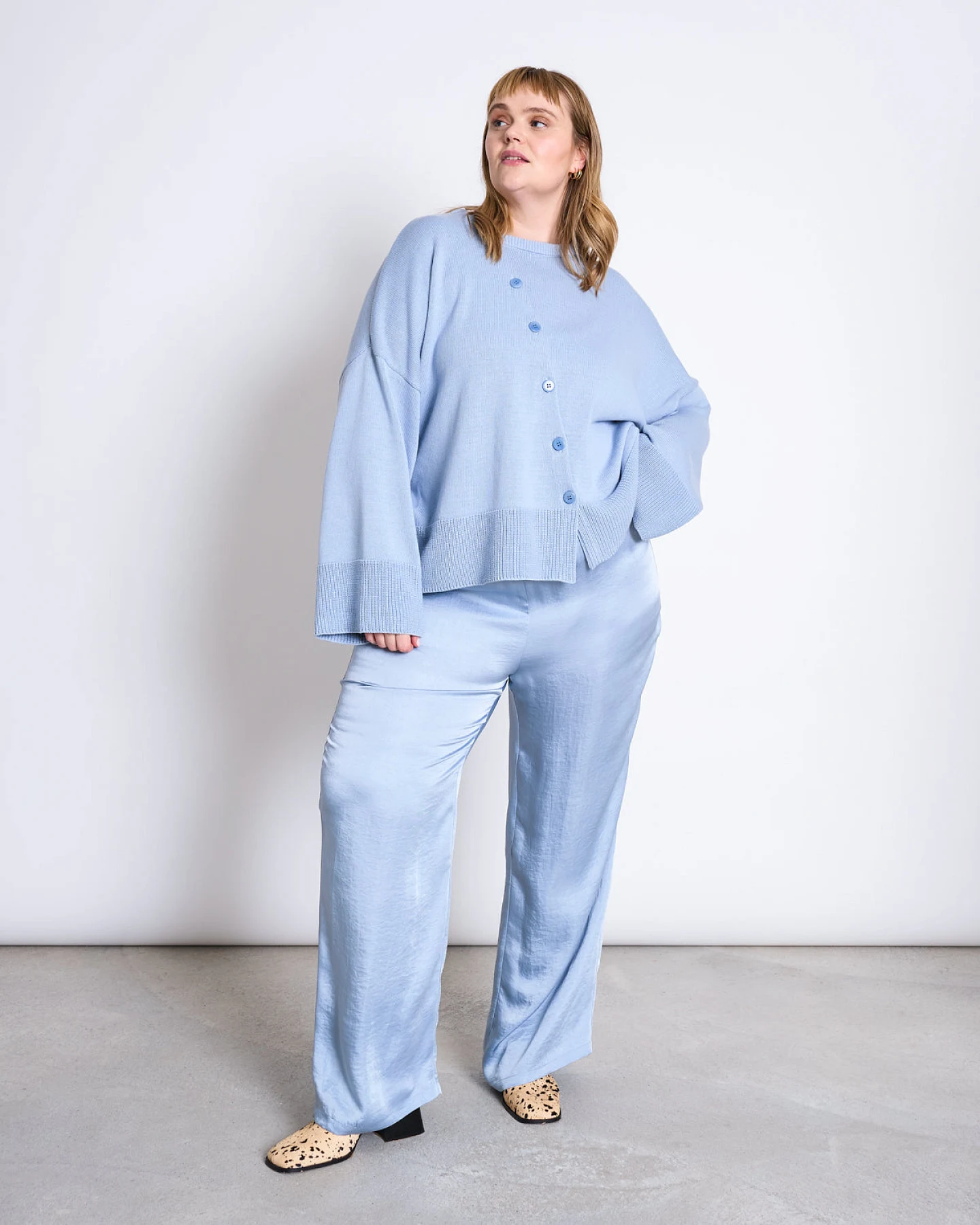 JAN N JUNE Damen vegan Strickjacke Asymmetrisch Gestrickt Pebble Mittelblau – Ansicht 2