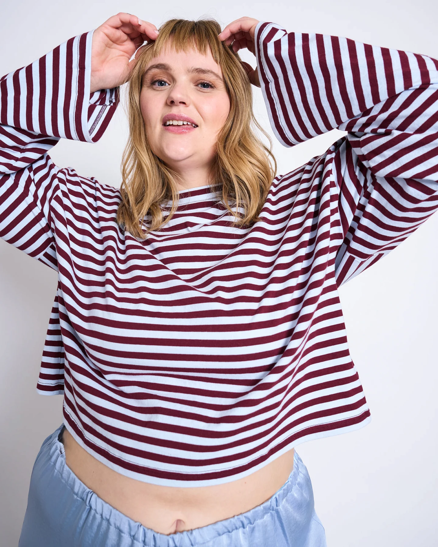 JAN N JUNE Damen vegan Kastenförmiges Langarmshirt Ankira In Rot/Blau Gestreift – Ansicht 2