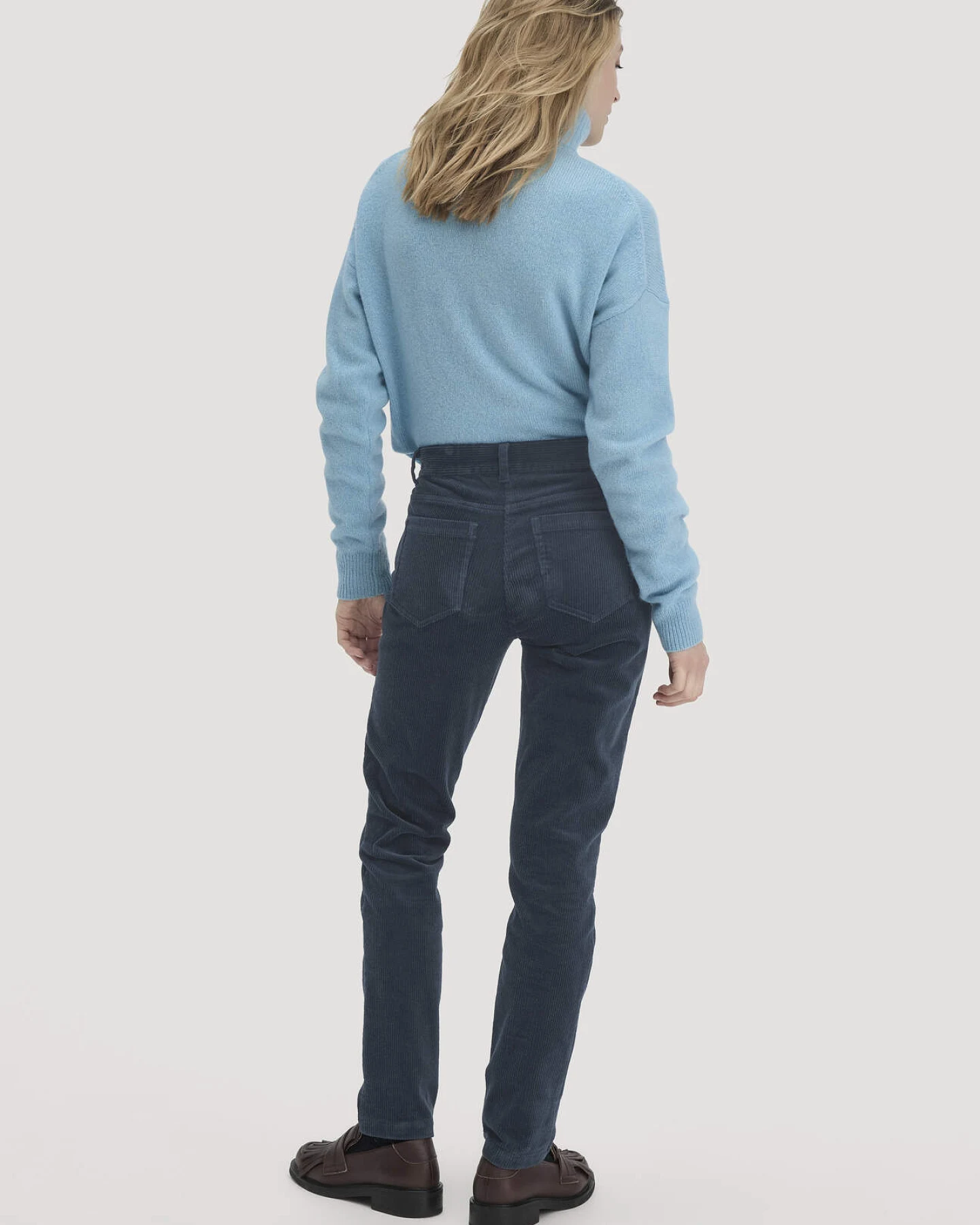 hessnatur Damen Cordhose Slim Leg Regular aus Bio-Baumwolle - blau - Größe 48 – Ansicht 2