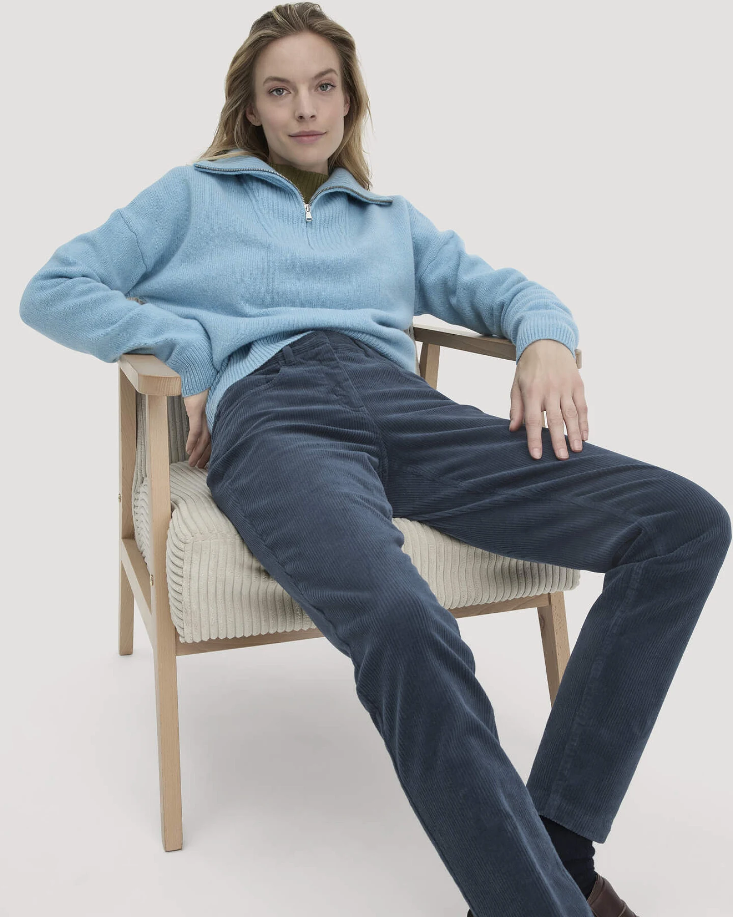 hessnatur Damen Cordhose Slim Leg Regular aus Bio-Baumwolle - blau - Größe 48 – Ansicht 4