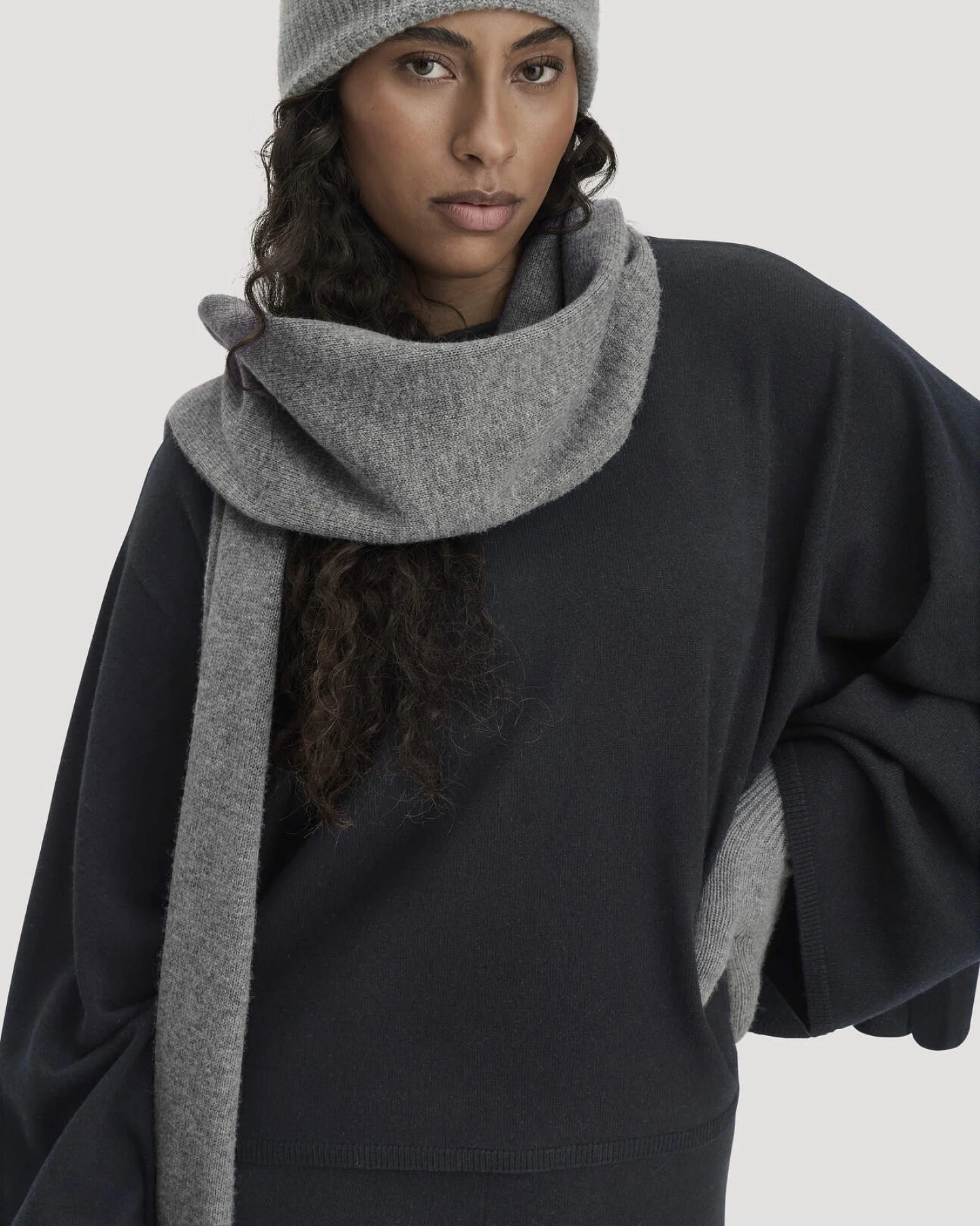 hessnatur Damen Strick Schal aus Bio-Merinowolle mit Cashmere - grau - Größe 35x208 cm – Ansicht 2