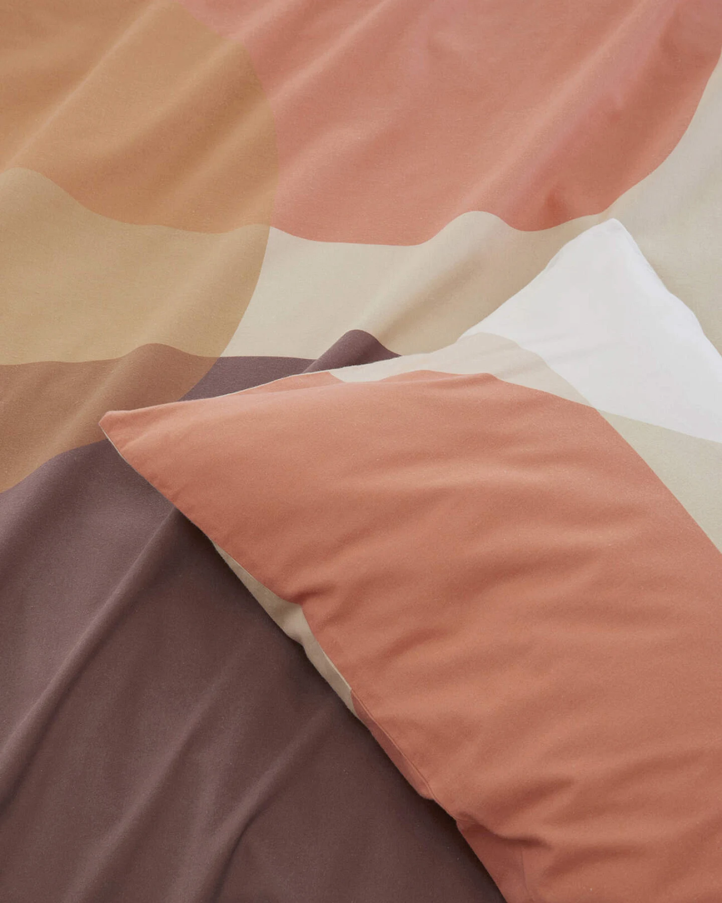 hessnatur Perkal Bettwäsche Set PIRO aus Bio-Baumwolle - beige - Größe 155x220 / 40x80 cm – Ansicht 4