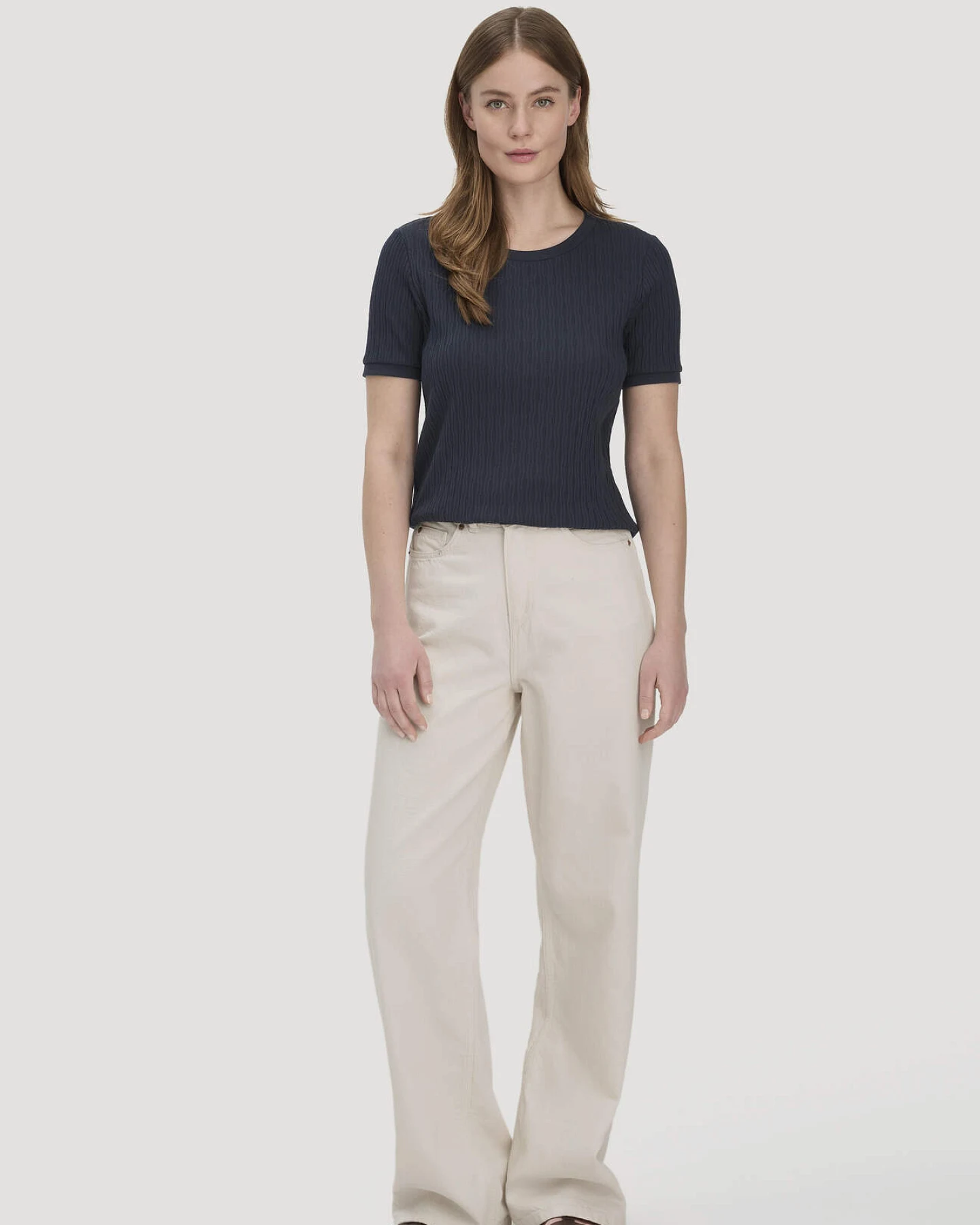 hessnatur Damen Pointelle T-Shirt Regular aus Bio-Baumwolle - blau - Größe 34 – Ansicht 2