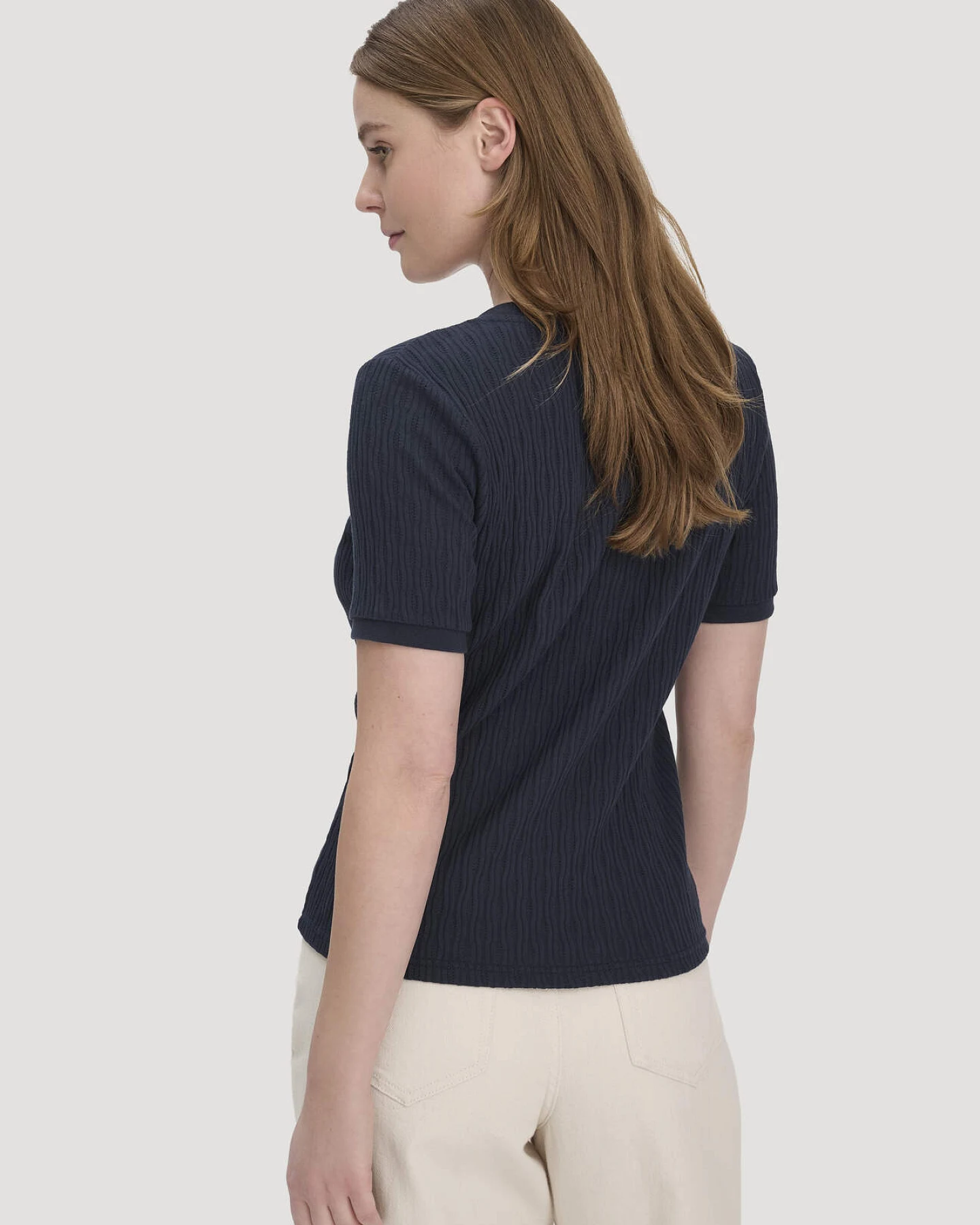 hessnatur Damen Pointelle T-Shirt Regular aus Bio-Baumwolle - blau - Größe 34 – Ansicht 3