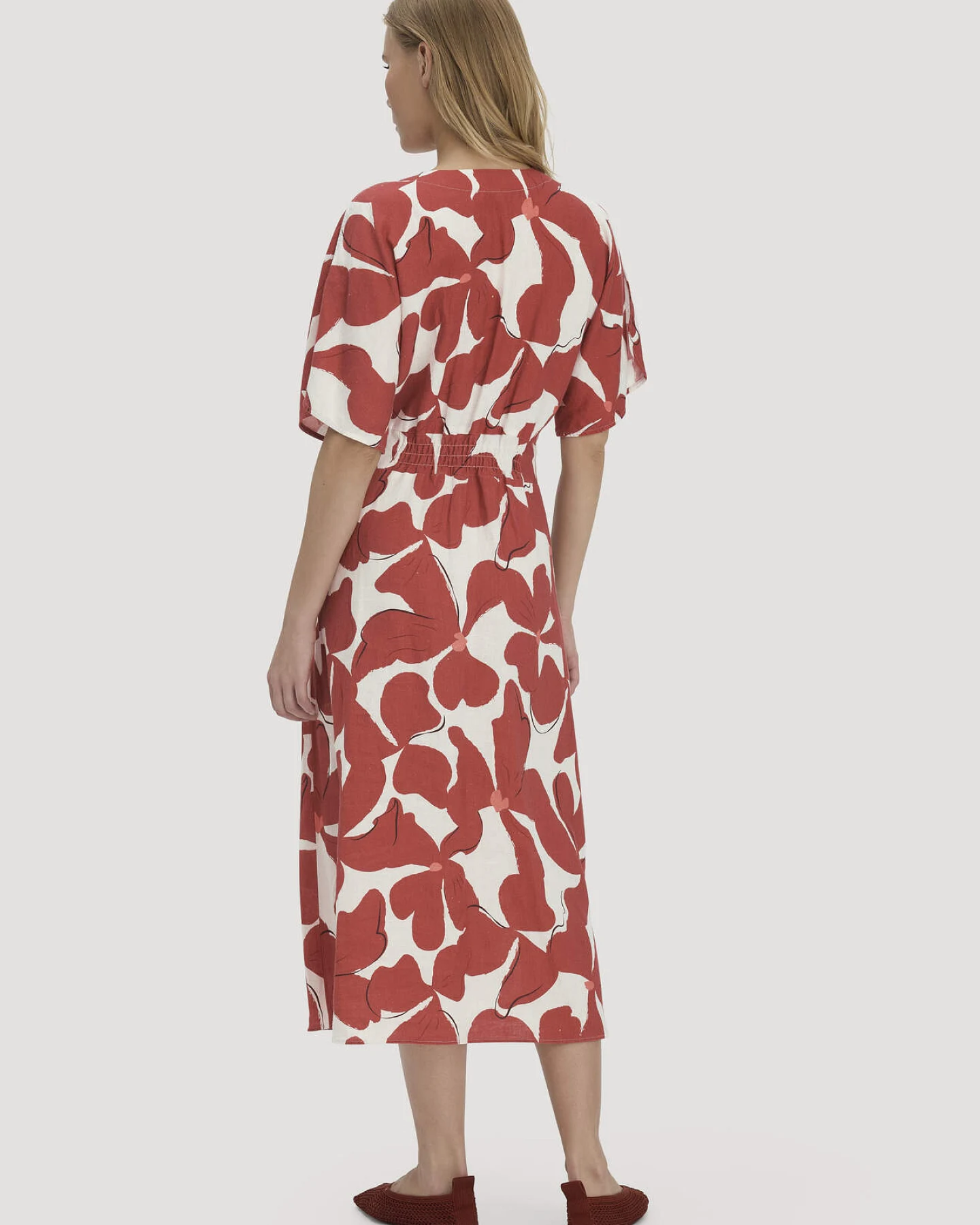 hessnatur Damen Kleid mit Taillierung Midi aus Leinen - braun - Größe 34 – Ansicht 2