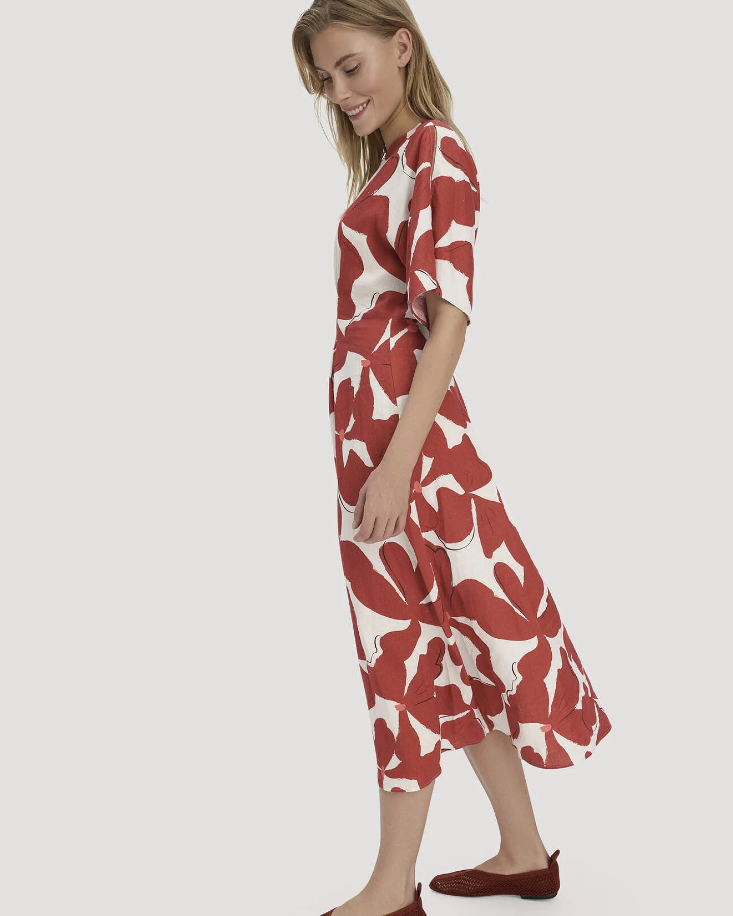 hessnatur Damen Kleid mit Taillierung Midi aus Leinen - braun - Größe 34 – Ansicht 4