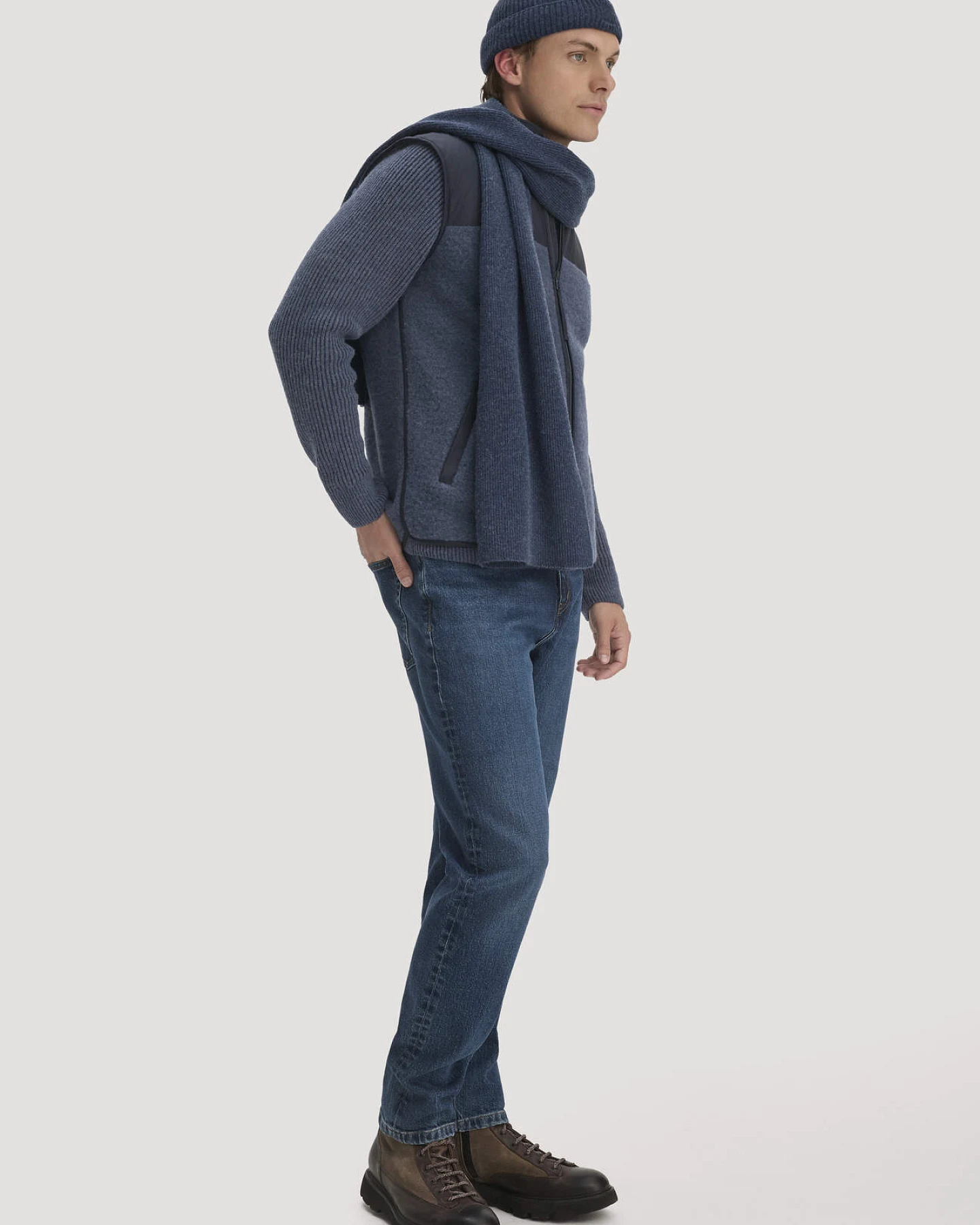 hessnatur Herren Wollfleece Weste Patched Regular aus Bio-Merinowolle - blau - Größe 48 – Ansicht 2