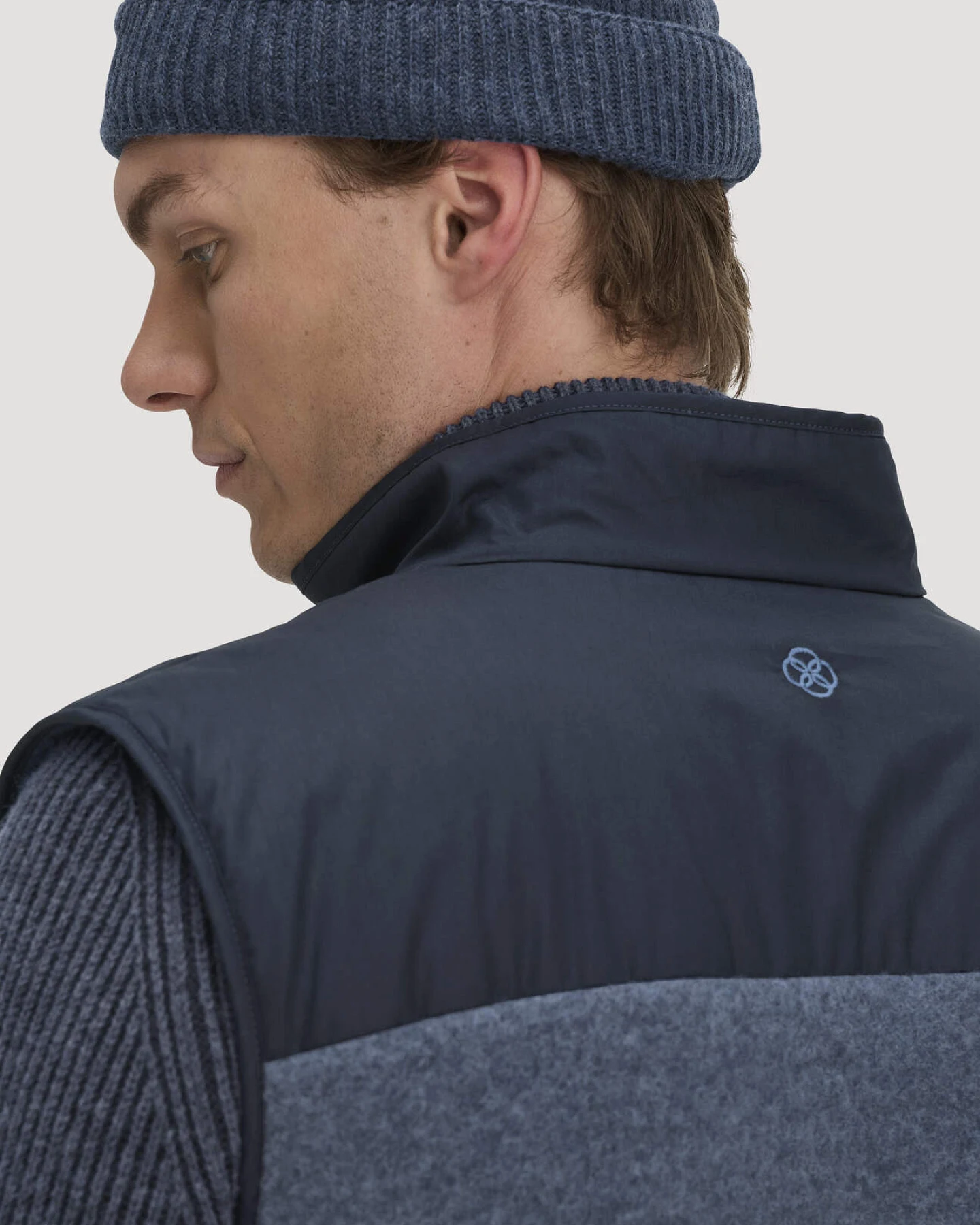 hessnatur Herren Wollfleece Weste Patched Regular aus Bio-Merinowolle - blau - Größe 52 – Ansicht 4