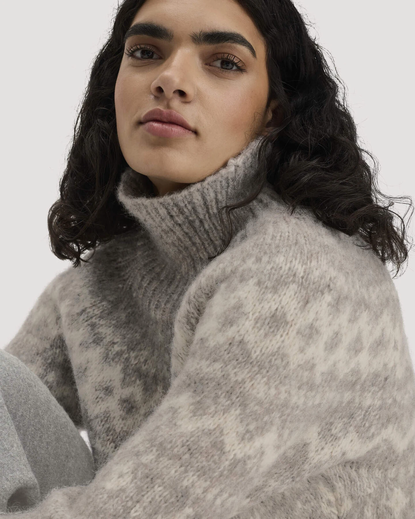 hessnatur Damen Rollkragenpullover Relaxed aus Alpaka und Bio-Baumwolle - grau - Größe L – Ansicht 4