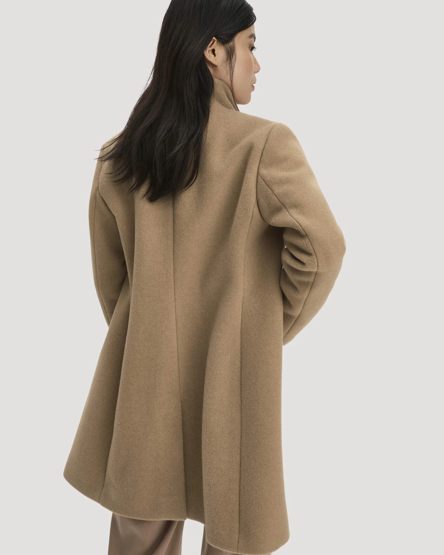 hessnatur Damen Wollmantel mit Stehkragen Regular aus recycelter Wolle - braun - Größe 44 – Ansicht 4