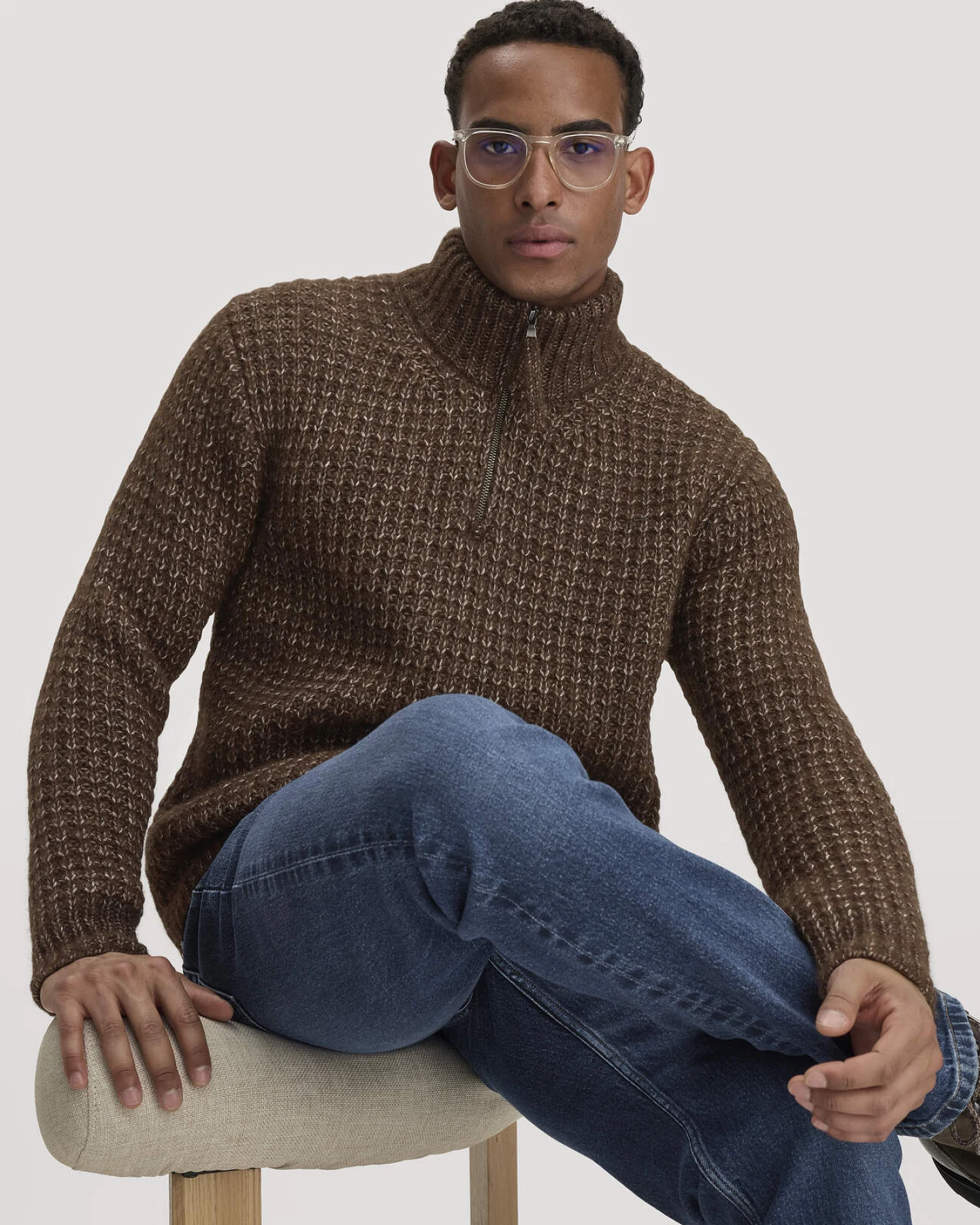 hessnatur Herren Strick Troyer Relaxed aus Alpaka mit Bio-Baumwolle - braun - Größe XXL – Ansicht 4