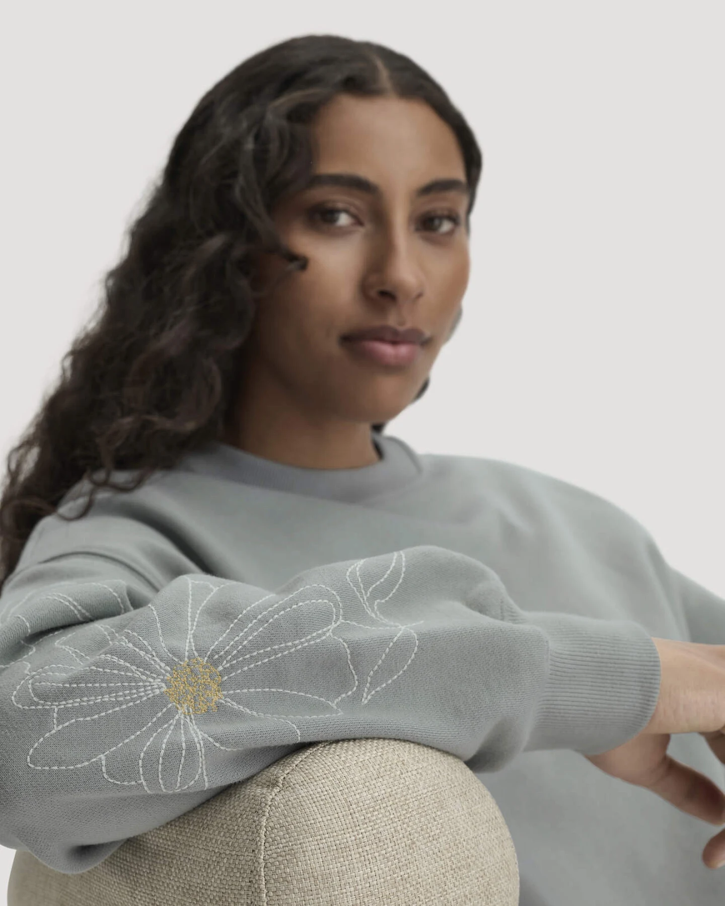 hessnatur Damen Sweatshirt mit Stickerei Oversized aus Bio-Baumwolle mit recycelter Baumwolle - blau - Größe L – Ansicht 4