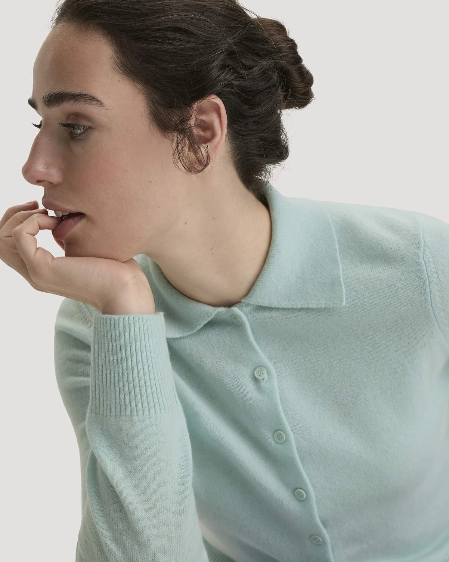 hessnatur Damen Strickjacke Regular aus Schurwolle mit Cashmere - grün - Größe S – Ansicht 4