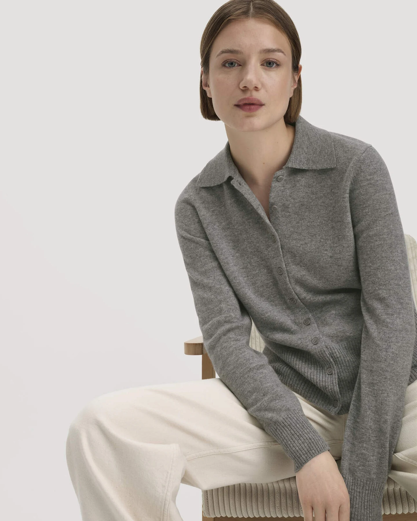 hessnatur Damen Strickjacke Regular aus Schurwolle mit Cashmere - grau - Größe L – Ansicht 4