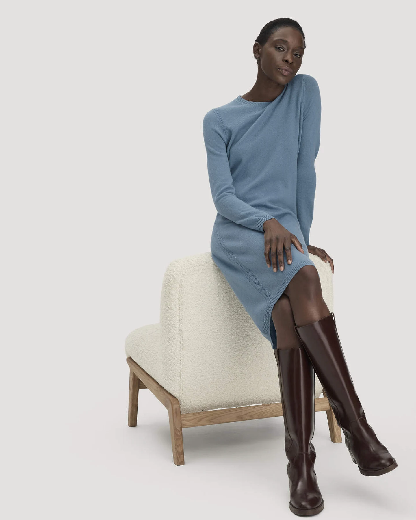 hessnatur Damen Strickkleid Regular aus Bio-Schurwolle mit Cashmere - blau - Größe L – Ansicht 4