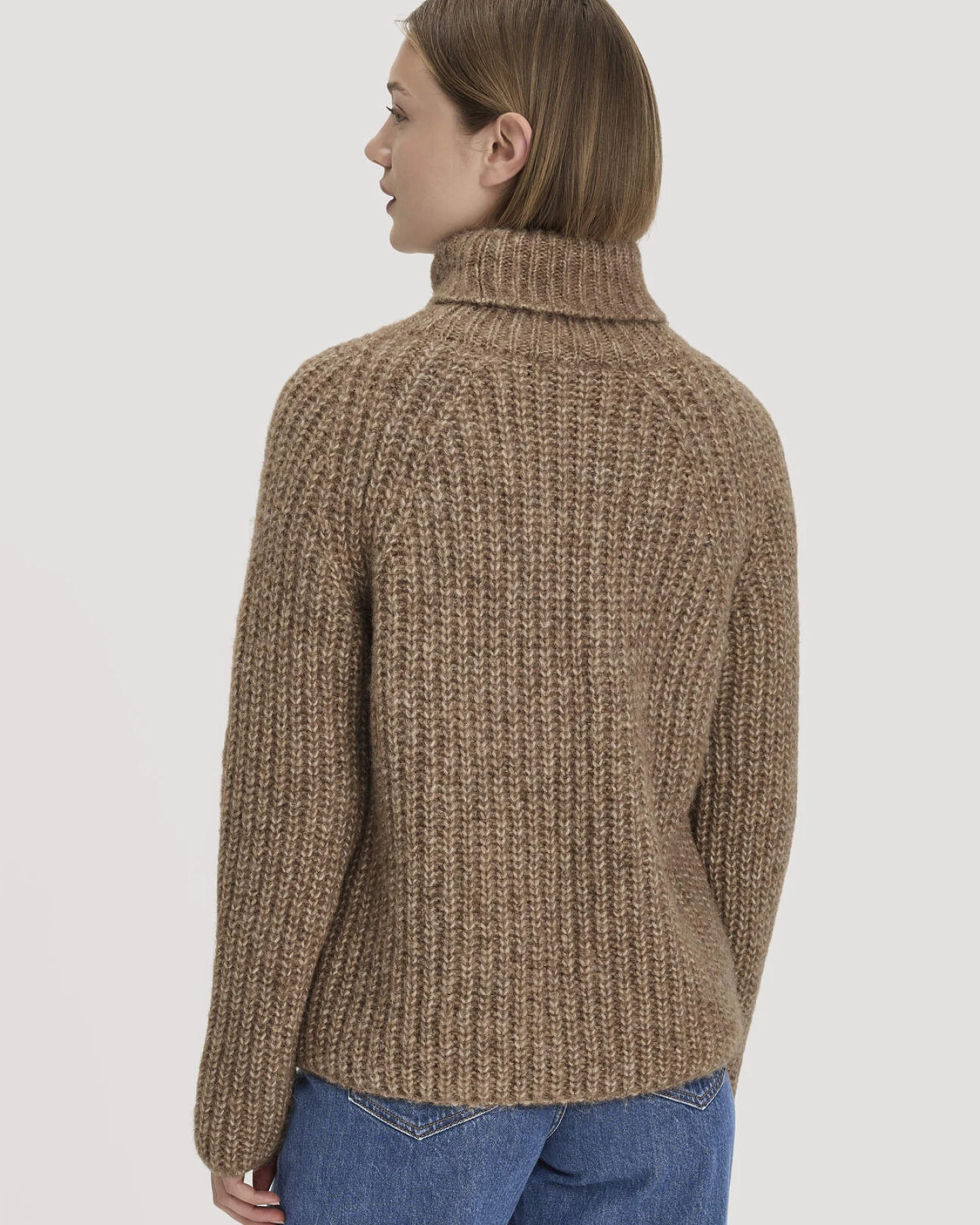 hessnatur Damen Strick Rollkragenpullover Relaxed aus Alpaka mit Bio-Baumwolle - braun - Größe L – Ansicht 3