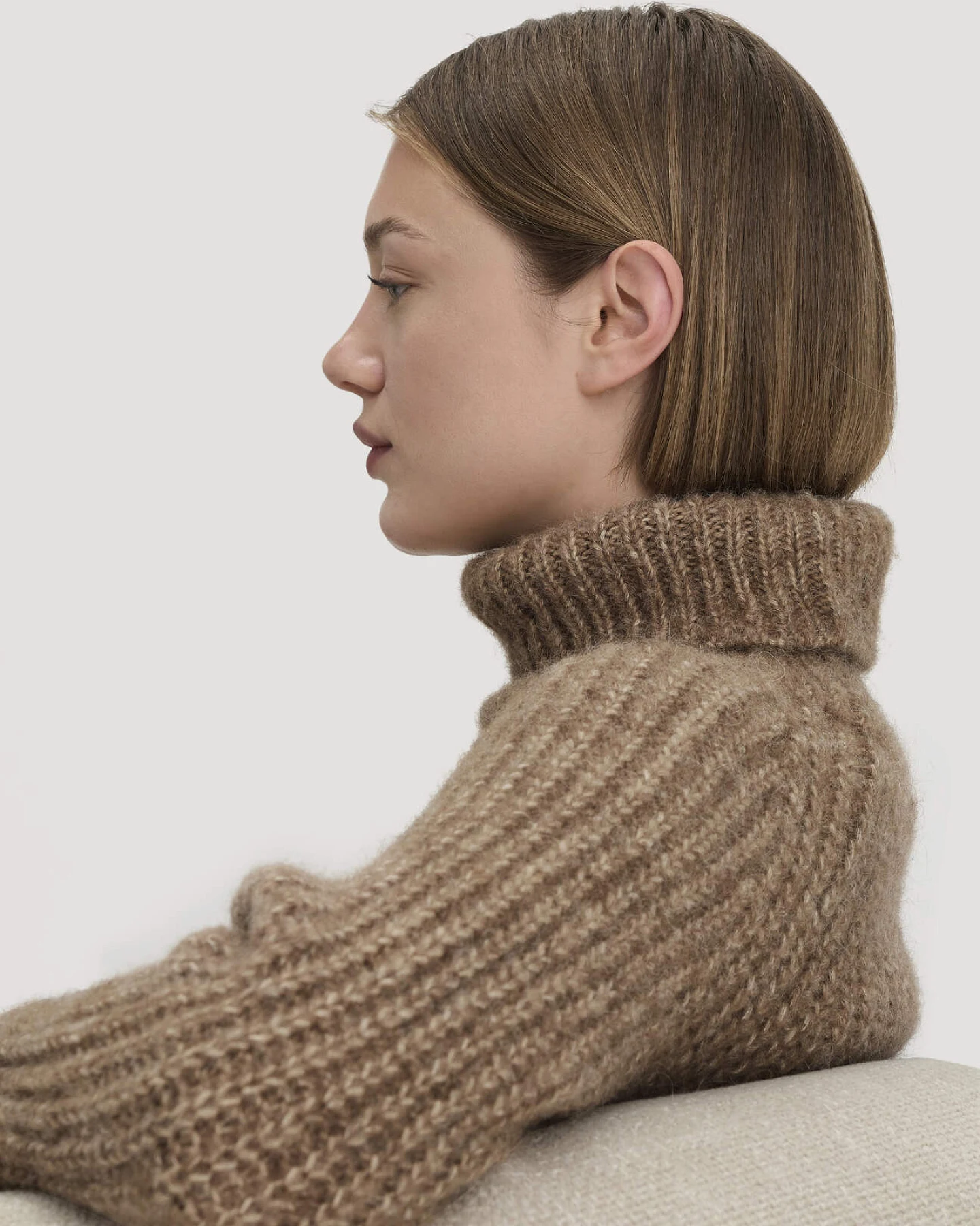 hessnatur Damen Strick Rollkragenpullover Relaxed aus Alpaka mit Bio-Baumwolle - braun - Größe L – Ansicht 4