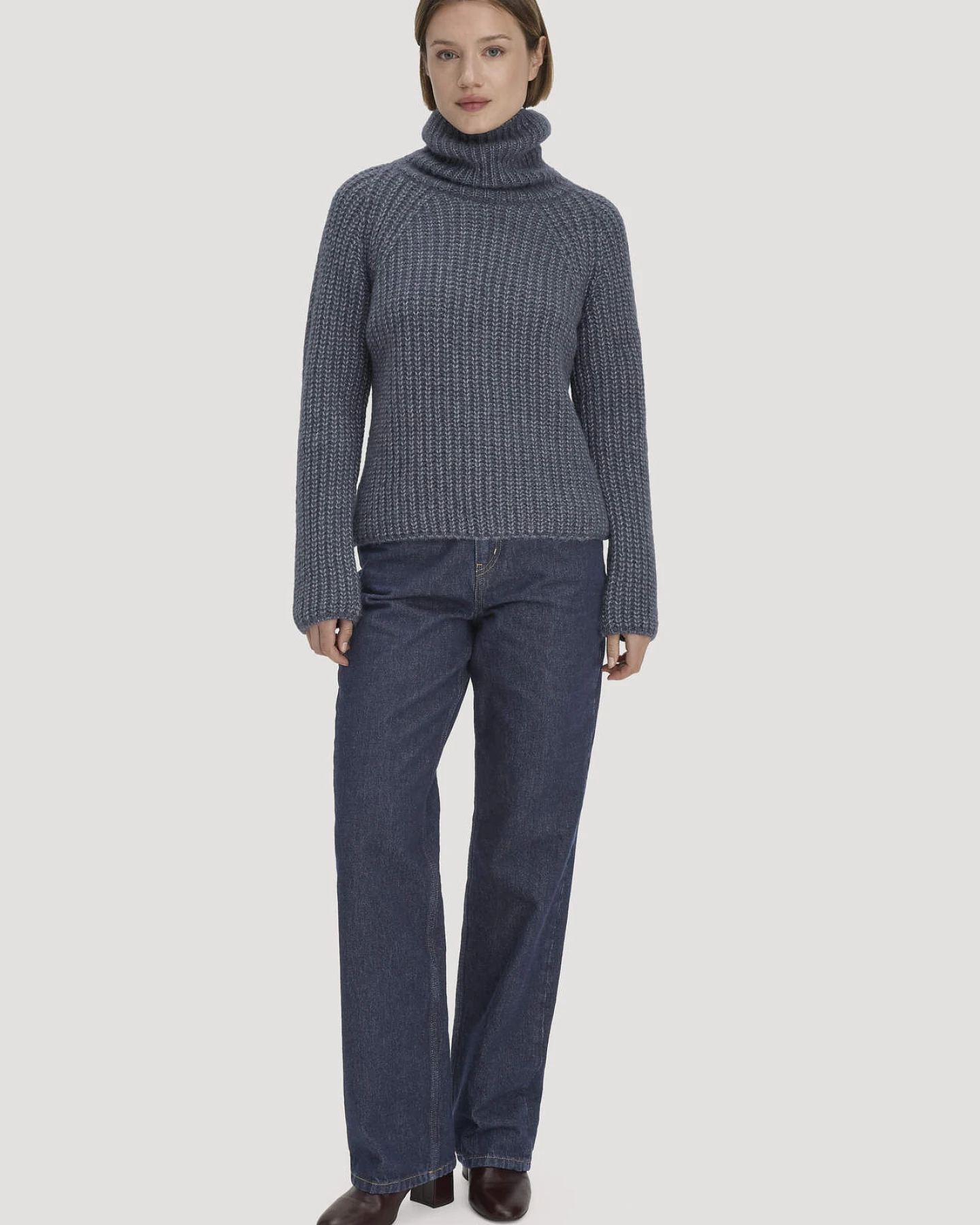 hessnatur Damen Strick Rollkragenpullover Relaxed aus Alpaka mit Bio-Baumwolle - blau - Größe L – Ansicht 2