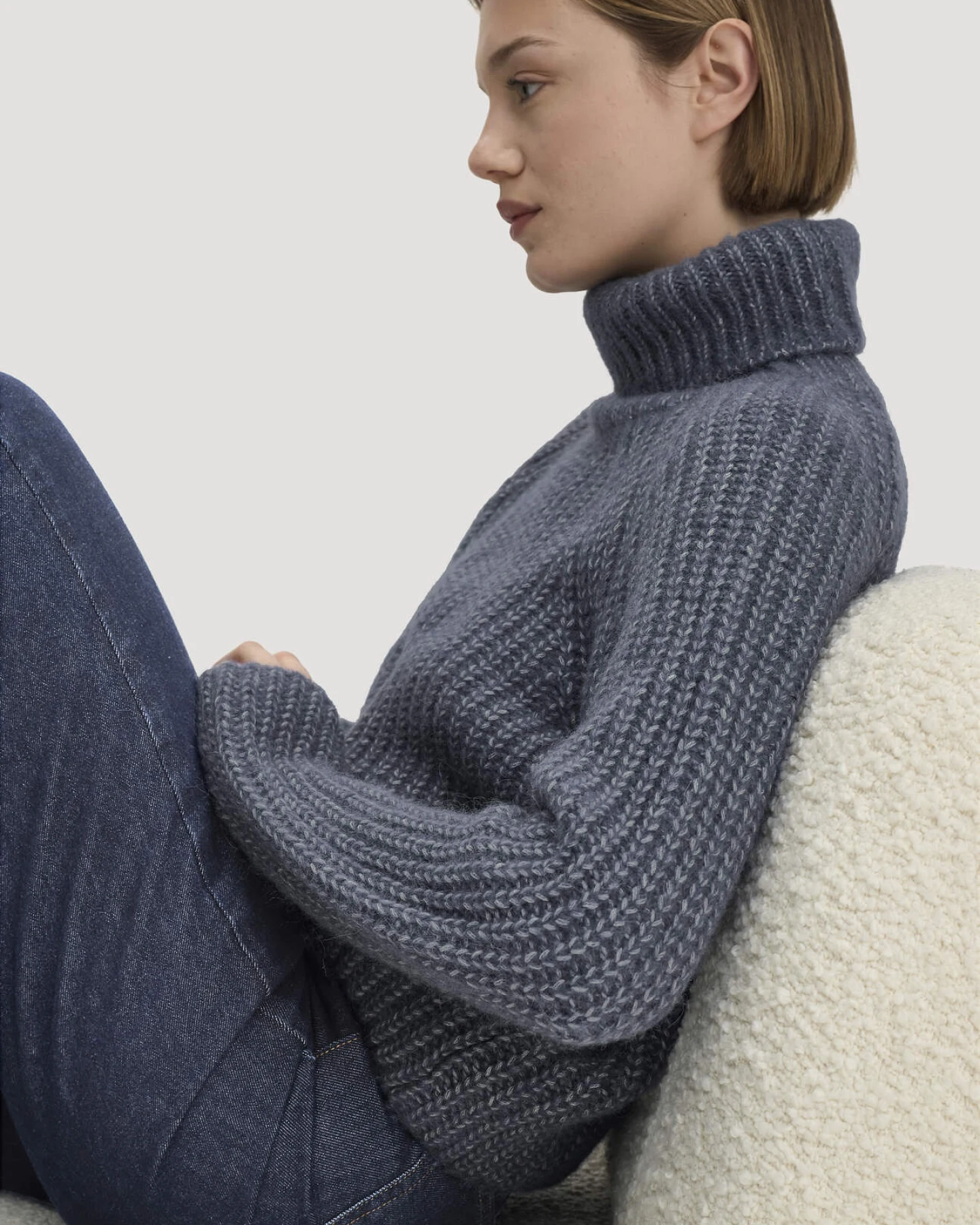 hessnatur Damen Strick Rollkragenpullover Relaxed aus Alpaka mit Bio-Baumwolle - blau - Größe L – Ansicht 4