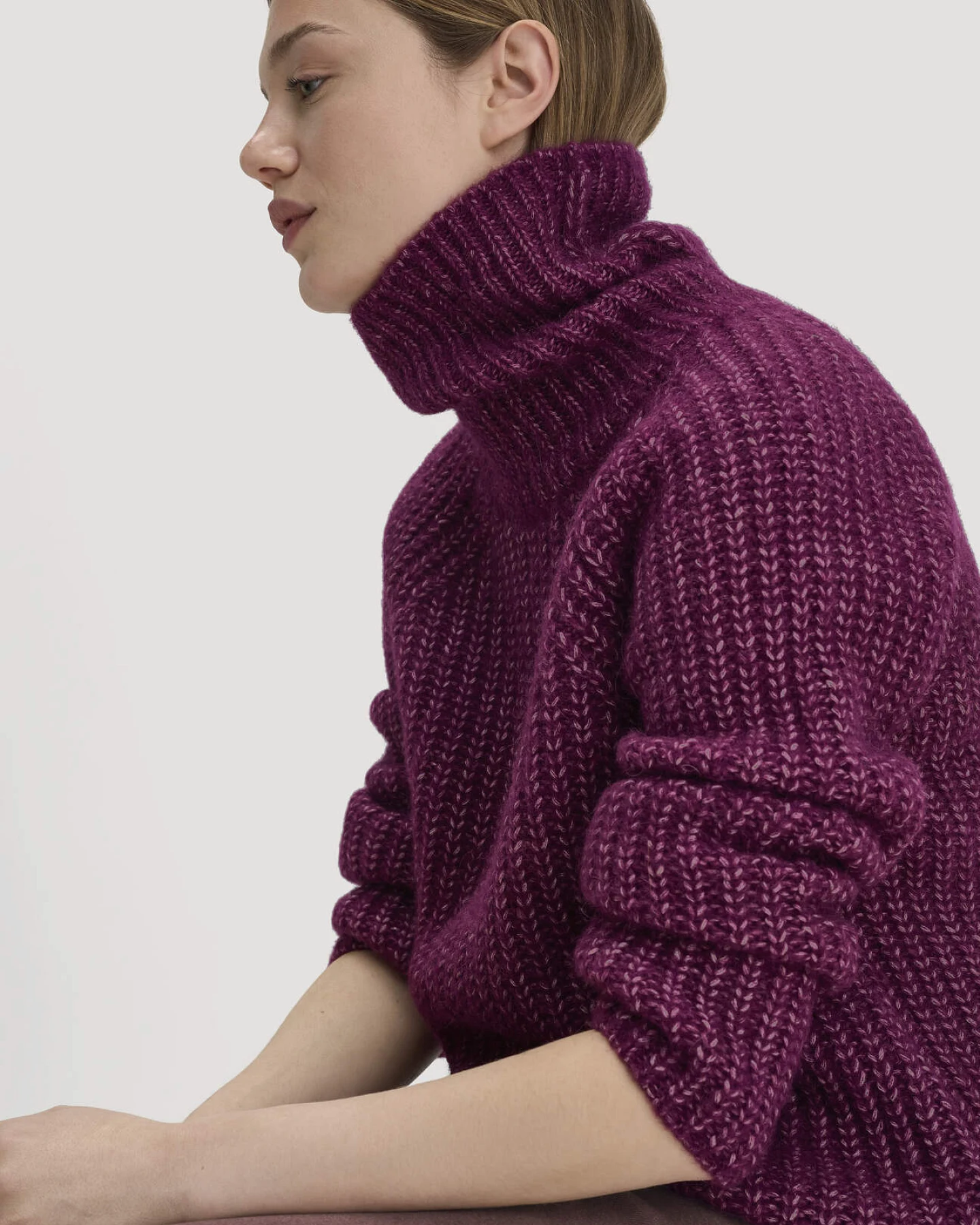hessnatur Damen Strick Rollkragenpullover Relaxed aus Alpaka mit Bio-Baumwolle - rot - Größe L – Ansicht 4