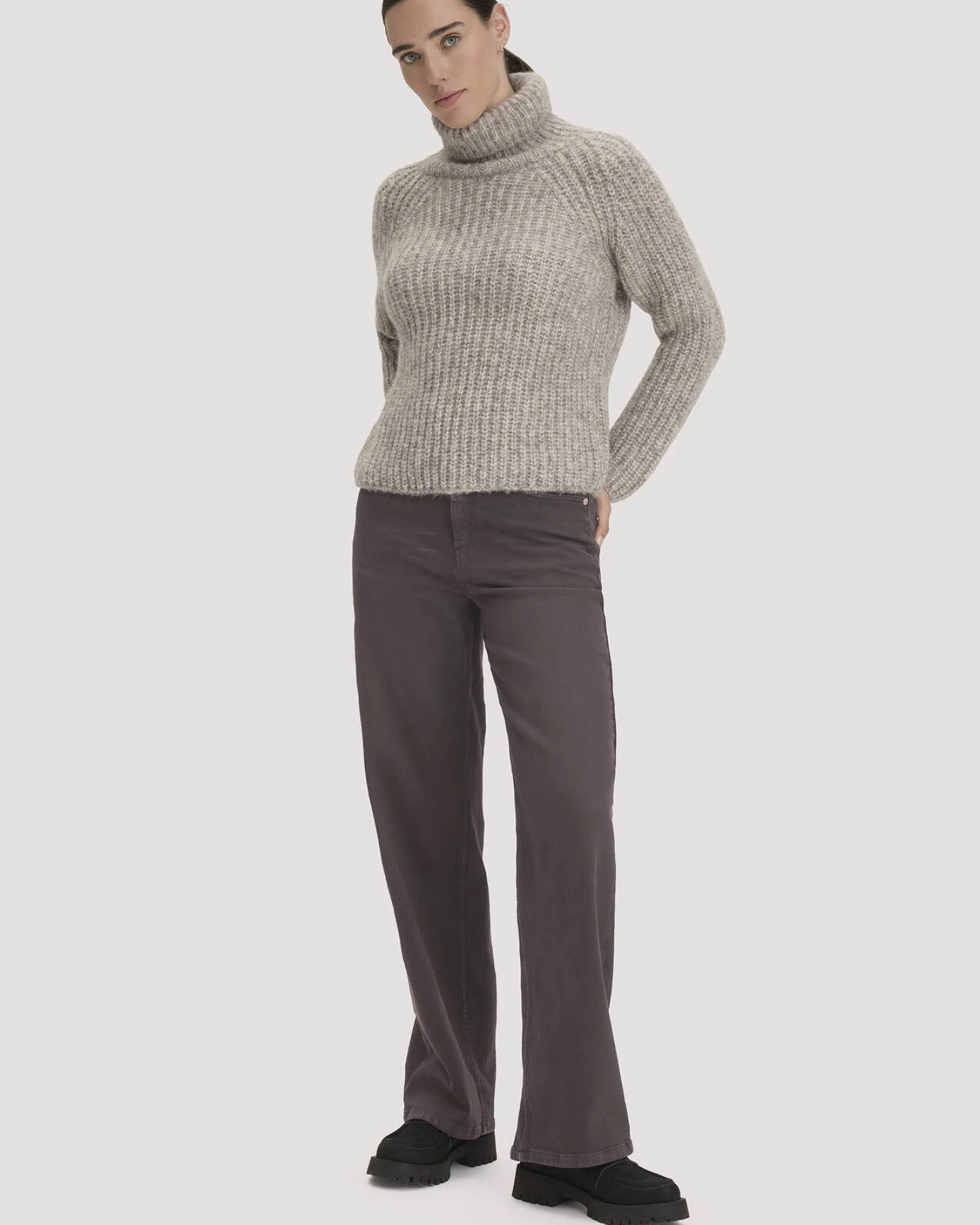 hessnatur Damen Strick Rollkragenpullover Relaxed aus Alpaka mit Bio-Baumwolle - grau - Größe L – Ansicht 2