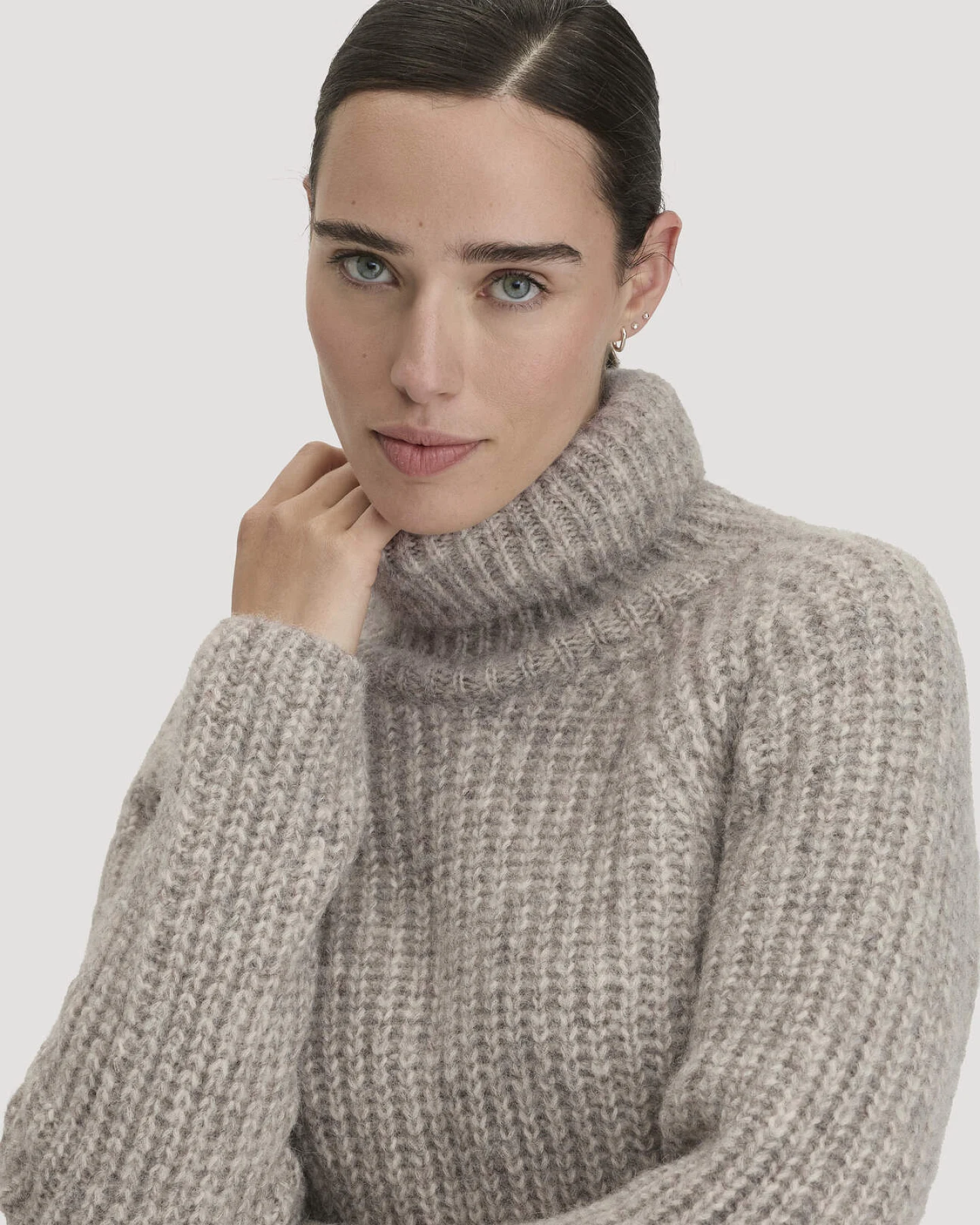 hessnatur Damen Strick Rollkragenpullover Relaxed aus Alpaka mit Bio-Baumwolle - grau - Größe S – Ansicht 4