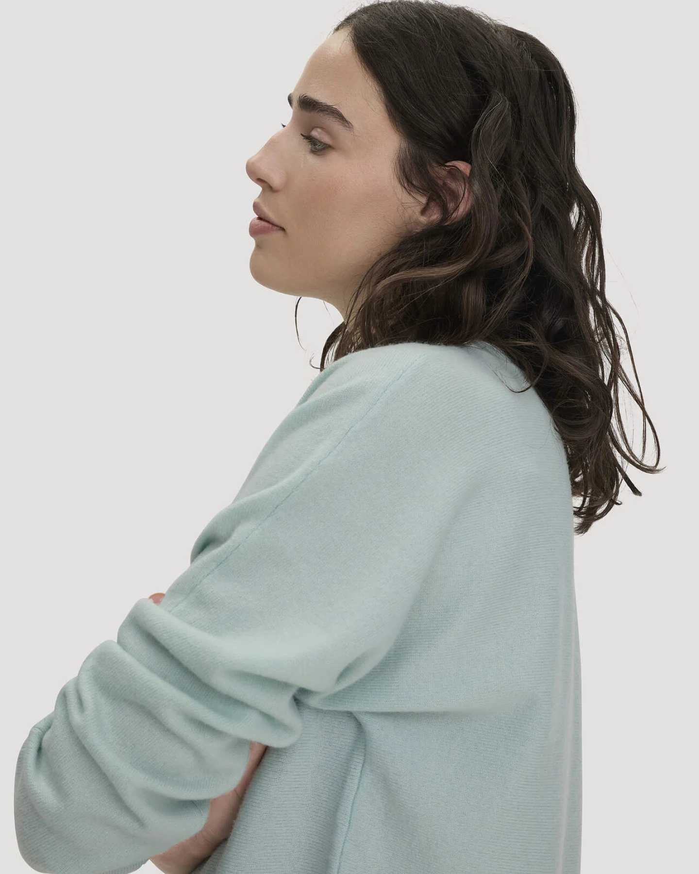 hessnatur Damen Pullover Relaxed aus Bio-Schurwolle mit Cashmere - grün - Größe M – Ansicht 4