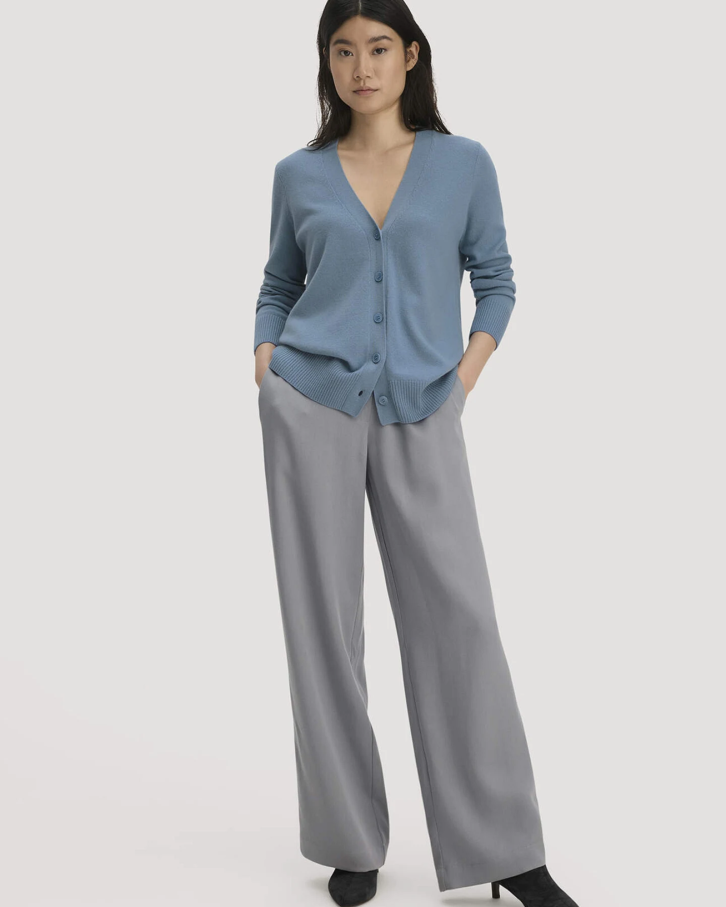 hessnatur Damen Strickjacke Relaxed aus Bio-Schurwolle mit Cashmere - blau - Größe L – Ansicht 2