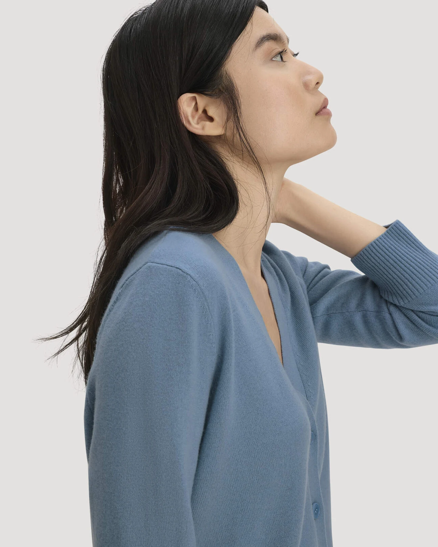hessnatur Damen Strickjacke Relaxed aus Bio-Schurwolle mit Cashmere - blau - Größe L – Ansicht 4