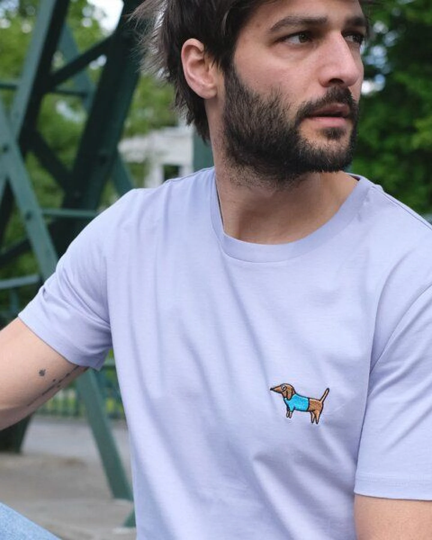 Besticktes T-Shirt – Steffen der Dackel – LIGARTI Tiermanufaktur – Ansicht 3