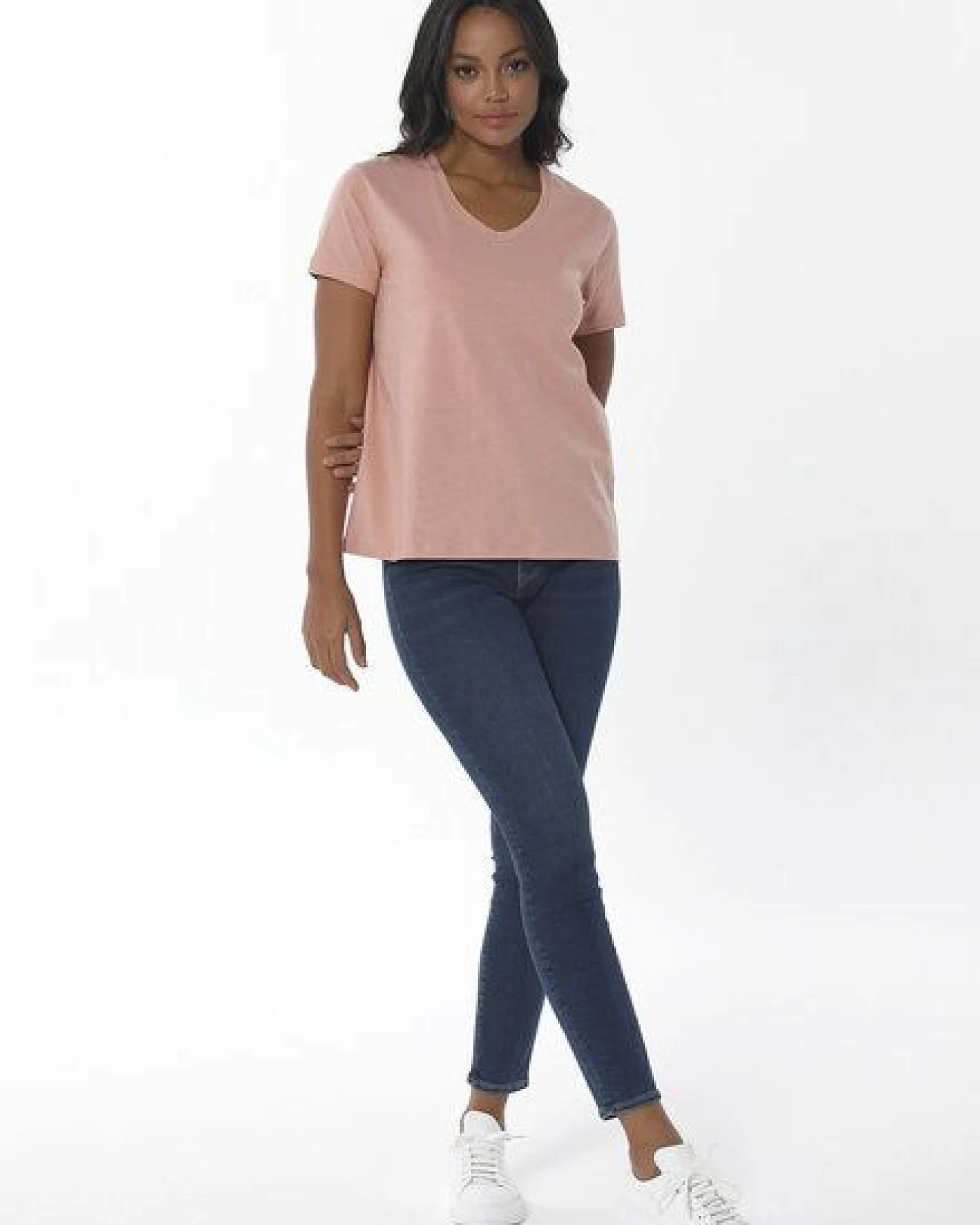 ORGANICATION Damen Basic T-Shirt aus Bio-Baumwolle mit V-Ausschnitt – Ansicht 2