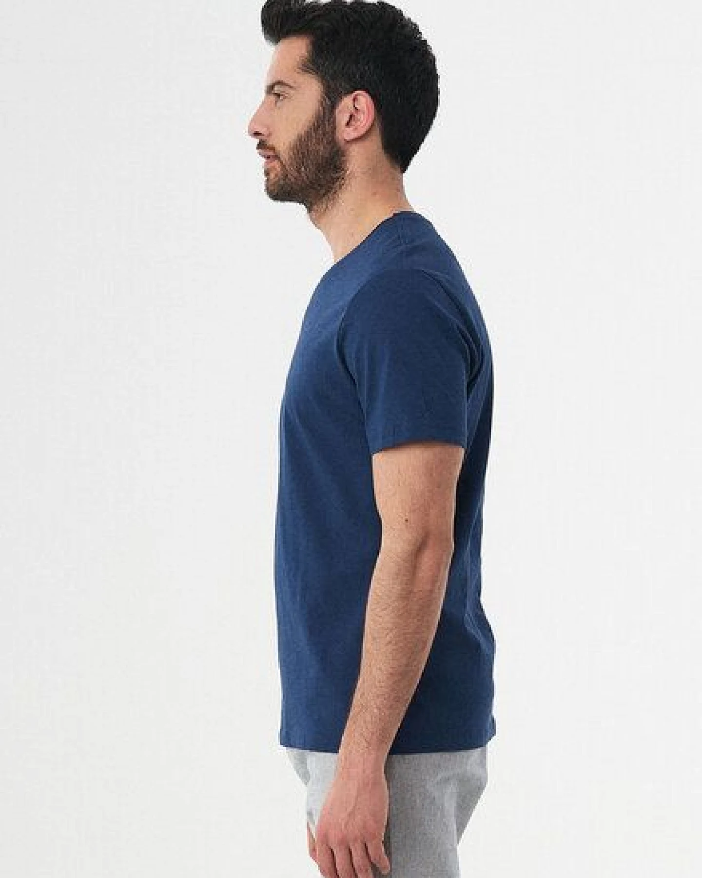 ORGANICATION Basic T-Shirt aus Bio-Baumwolle mit V-Ausschnitt – Ansicht 3
